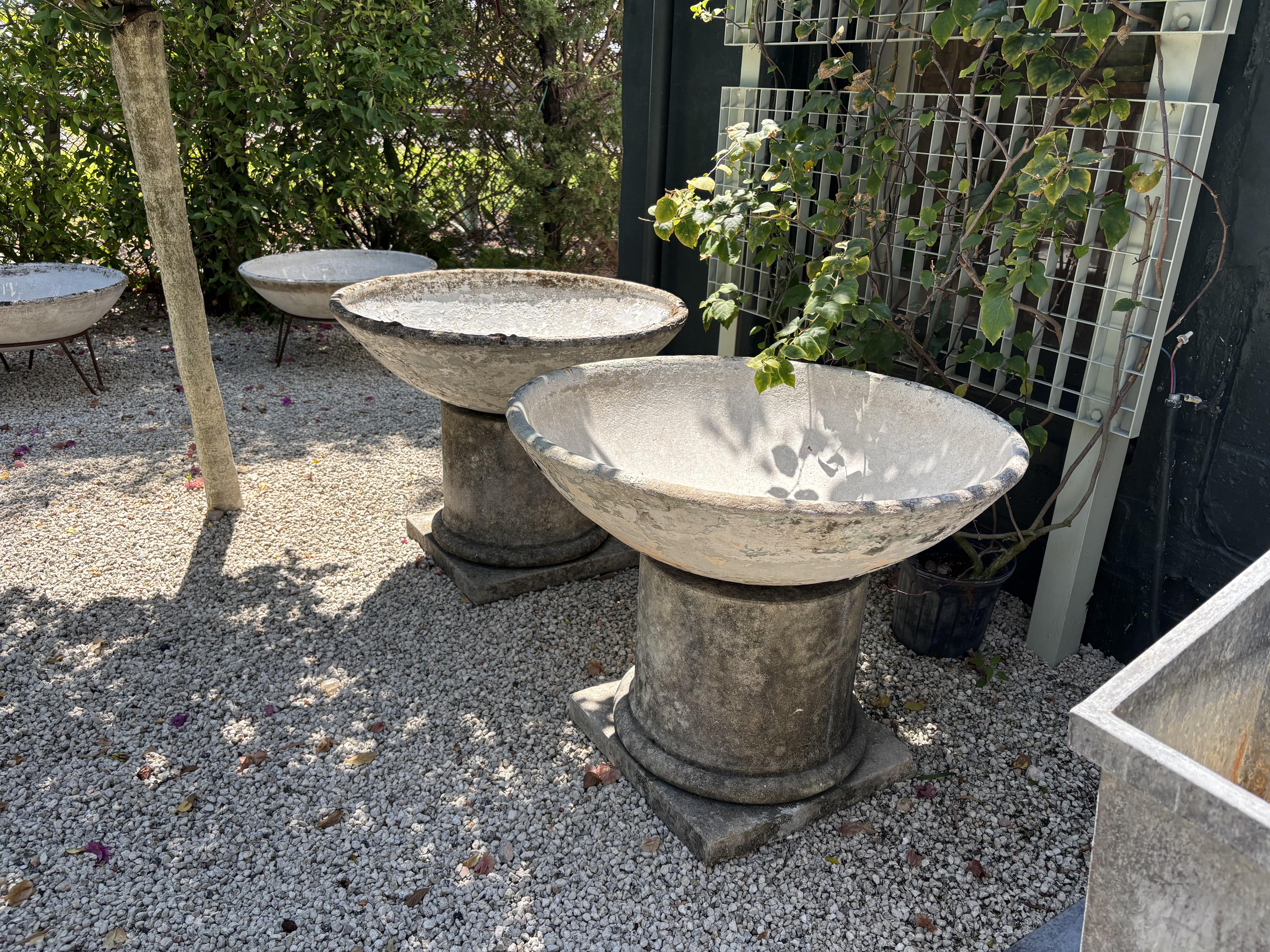 20e siècle Suisse Paire de jardinières similaires en forme de cône en Eternit par Willy Guhl en vente 1