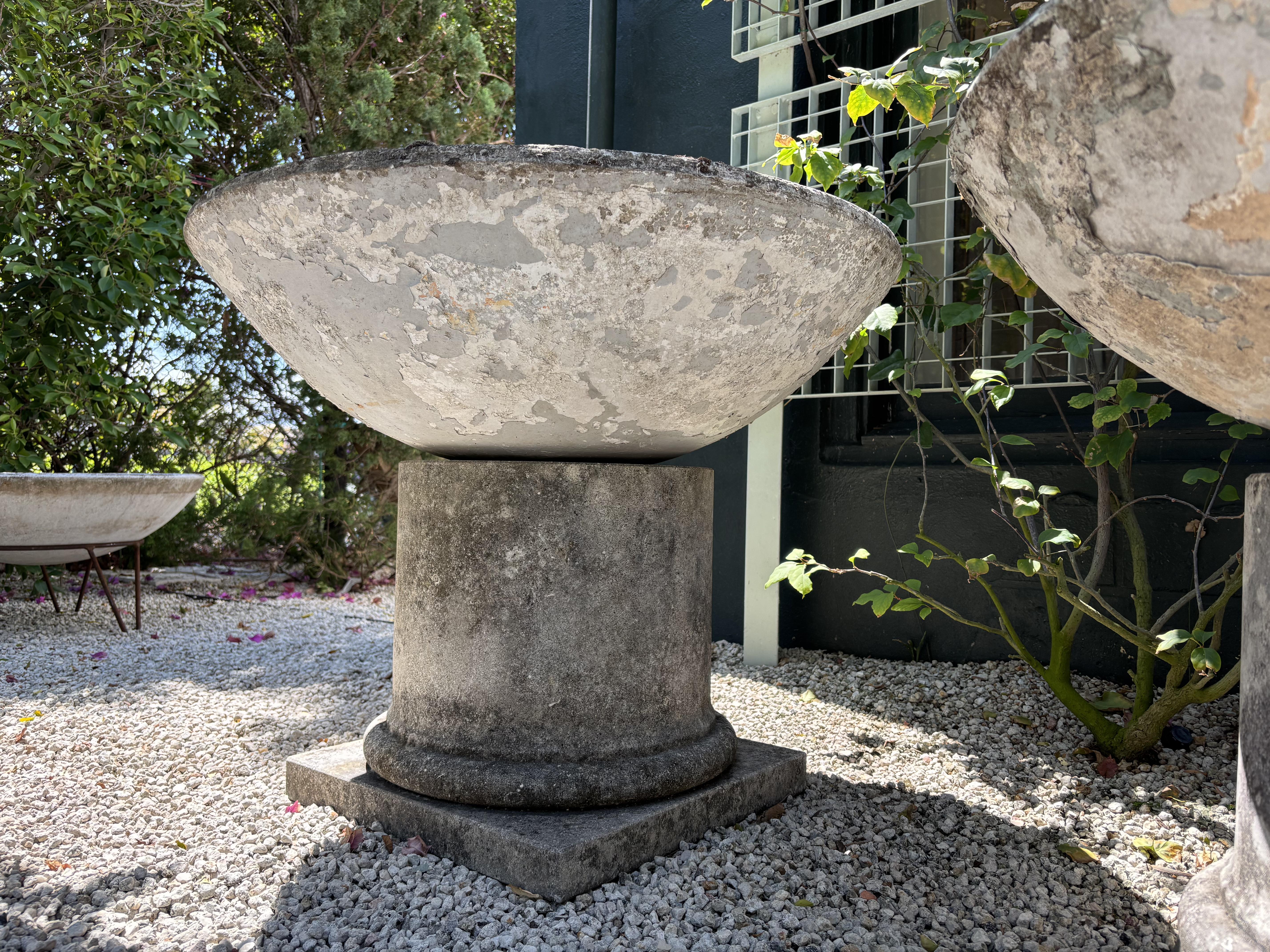 20e siècle Suisse Paire de jardinières similaires en forme de cône en Eternit par Willy Guhl en vente 2