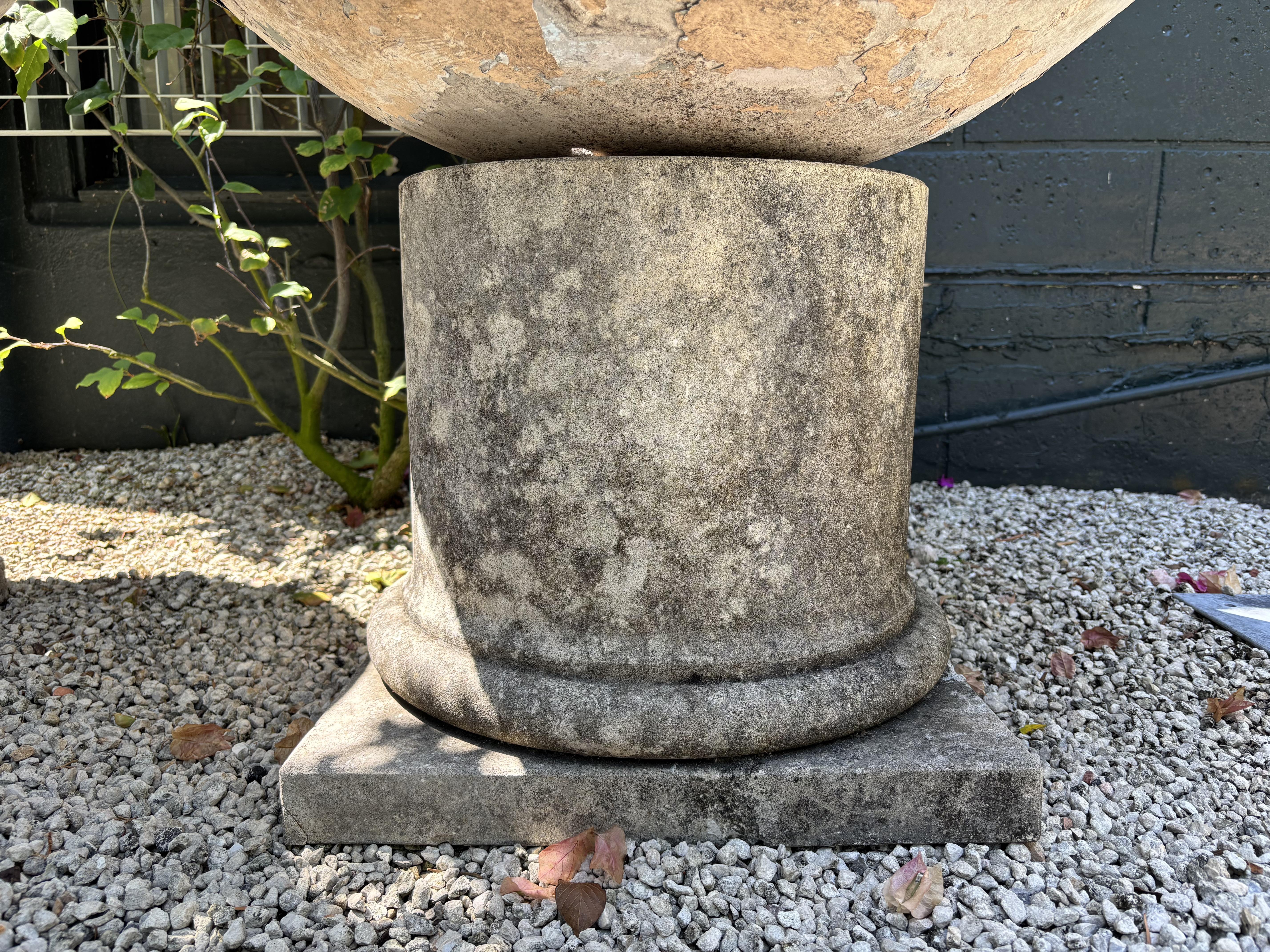 20e siècle Suisse Paire de jardinières similaires en forme de cône en Eternit par Willy Guhl en vente 3