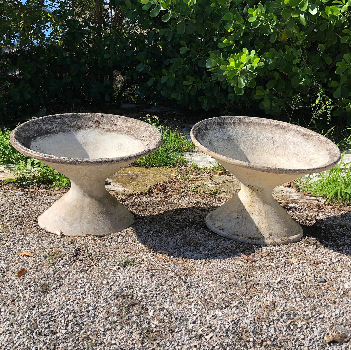 Une paire de jardinières suisses vintage du milieu du siècle dernier, conçues par Willy Guhl pour Eternit, en bon état. Chacune de ces jardinières sculpturales est composée d'une soucoupe peu profonde et inclinée reposant sur sa base assortie