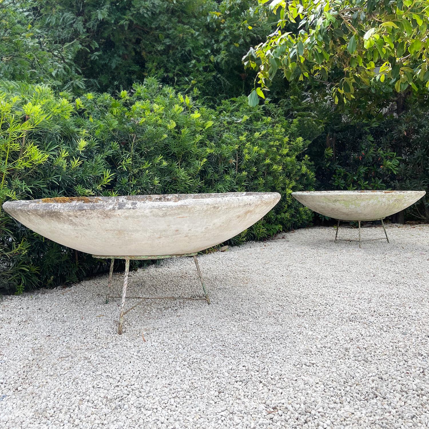 Une paire de jardinières suisses en forme de soucoupe datant du milieu du siècle dernier, fabriquées à la main en ciment léger, conçues par Willy Guhl et produites par Eternit, en bon état. Les ornements de jardin ronds et peu profonds sont