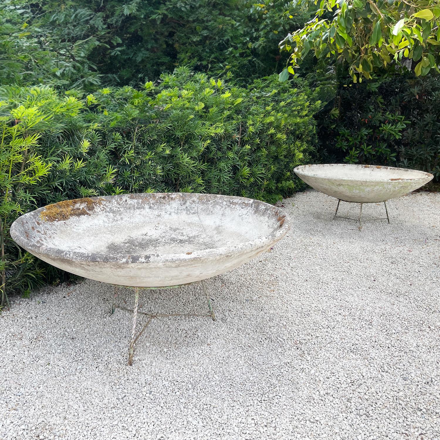 Mid-Century Modern 20e siècle Suisse Paire de jardinières en ciment Vintage By par Willy Guhl, Eternit en vente