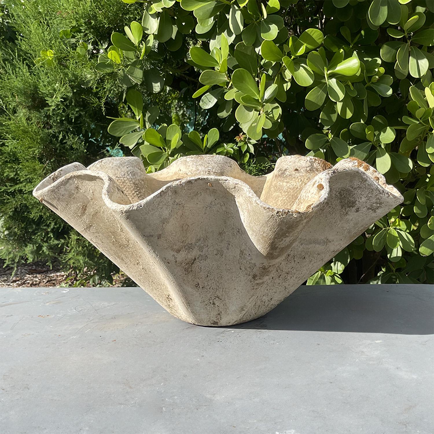 A large, vintage Mid-Century modern Swiss biomorphic garden planter made of hand crafted light weight cement designed by Willy Guhl and produced by Eternit, in good condition. This sculptural garden ornament has been fiber-reinforced. Original aged
