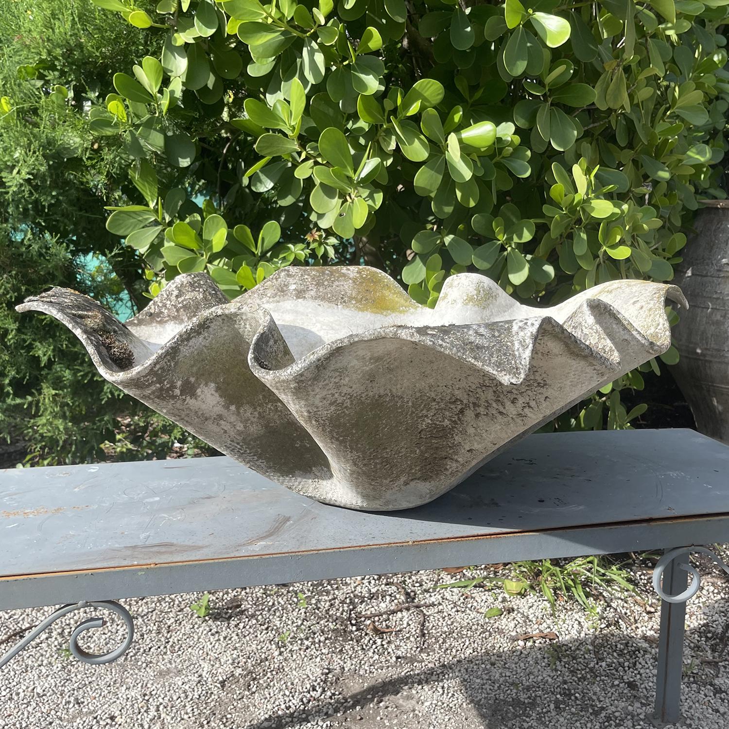 A vintage Mid-Century modern Swiss Handkerchief or Elephant Ear garden planter by Willy Guhl and Eternit, in good condition. The sculptural planter is made of a light weight cement, reinforced with fiber. Aged patina with plant residue and moss.