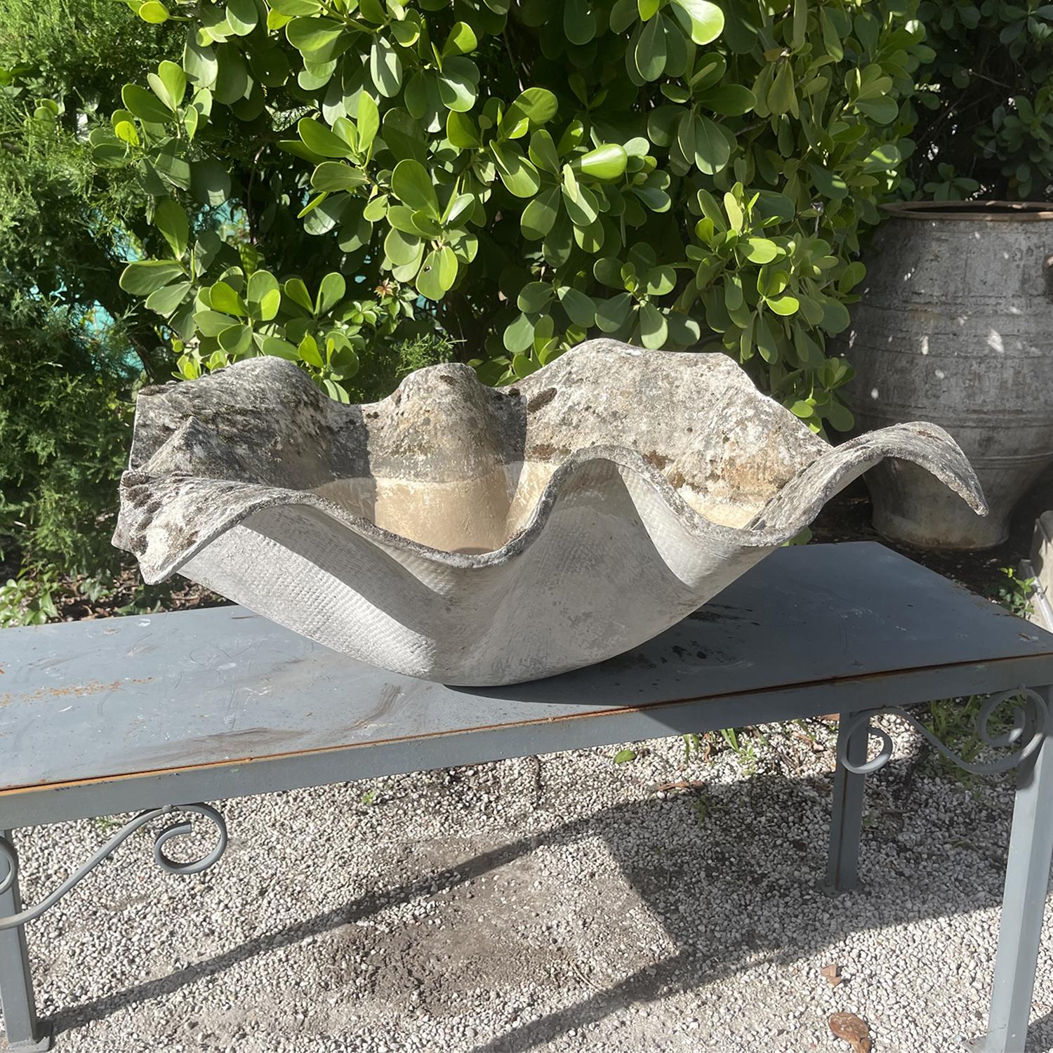 Fait main Jardinière en mouchoir de poche en ciment du 20e siècle suisse par Willy Guhl en vente
