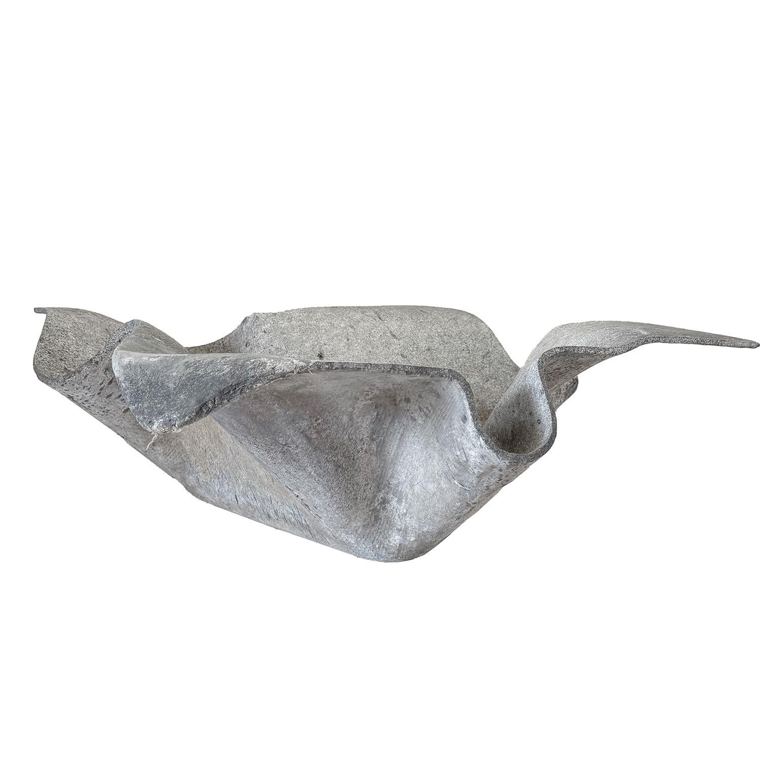 Ein skulpturaler Schweizer Taschentuch- oder Elefantenohr-Gartenübertopf aus der Mitte des Jahrhunderts von Willy Guhl und Eternit aus faserverstärktem Leichtzement, in gutem Zustand. Gealterte Patina mit Pflanzenresten. Für den Einsatz im Freien