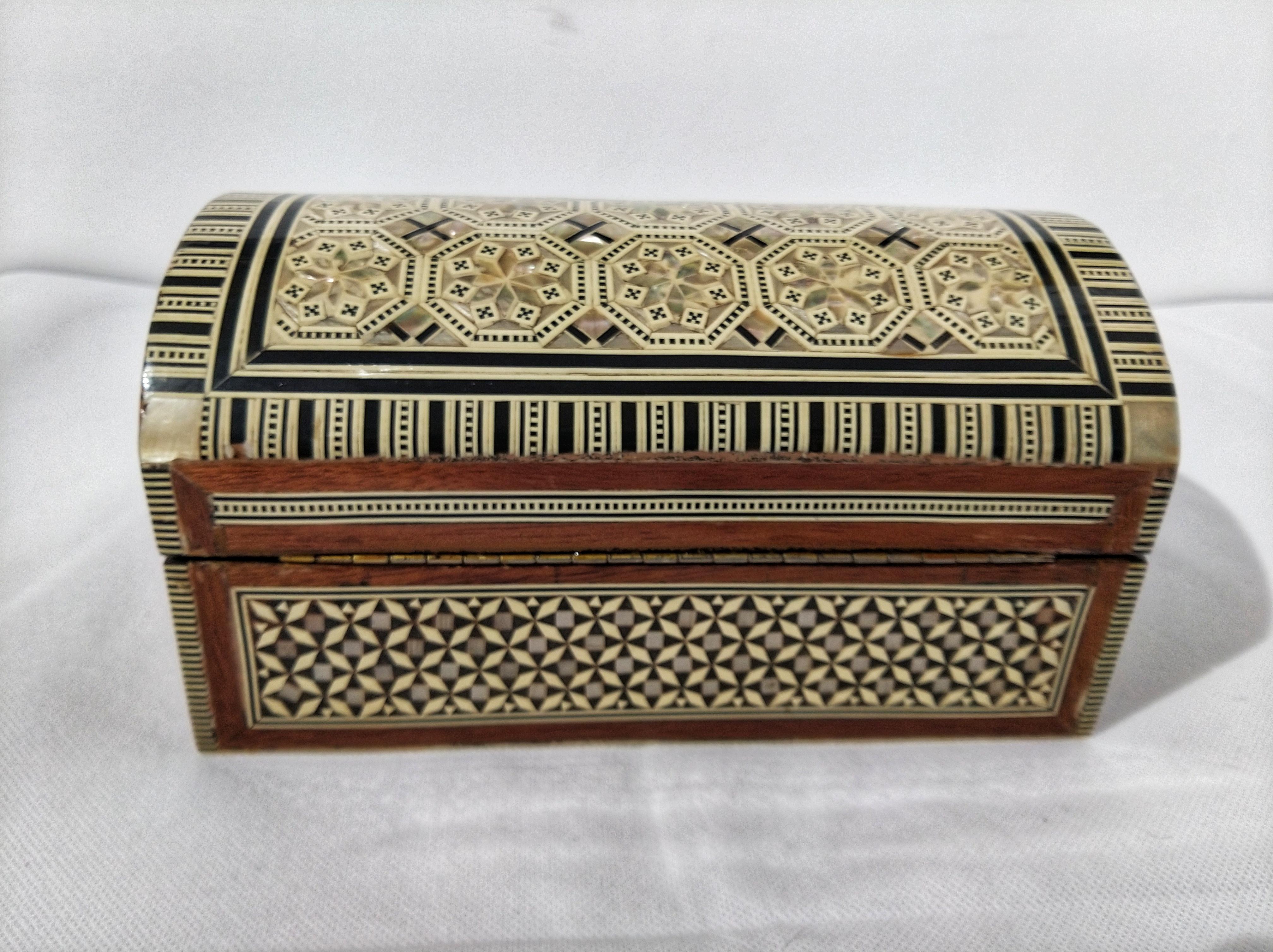 20th Century Syrian Nacre Mother of Pearl and Wood Inlaid Jewelry Box In Good Condition In Toledo, Castilla La Mancha