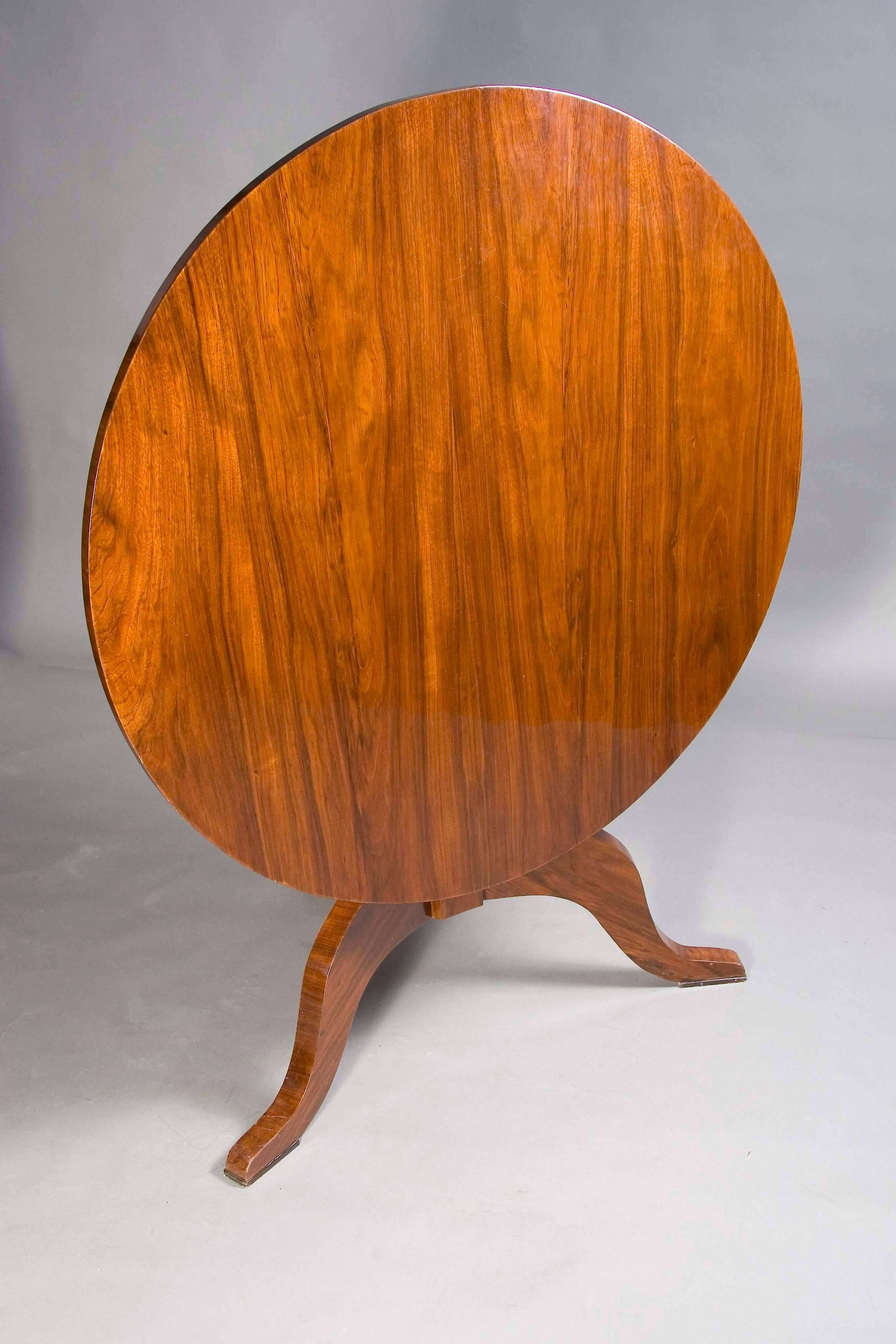 Mahogany on solid wood. Eightfold folded column shaft. Below that are three volute-shaped legs. Straight cheeks for round tabletop. A strict form of the early Biedermeier period. He is equipped with a folding mechanism. This table is very practical,
