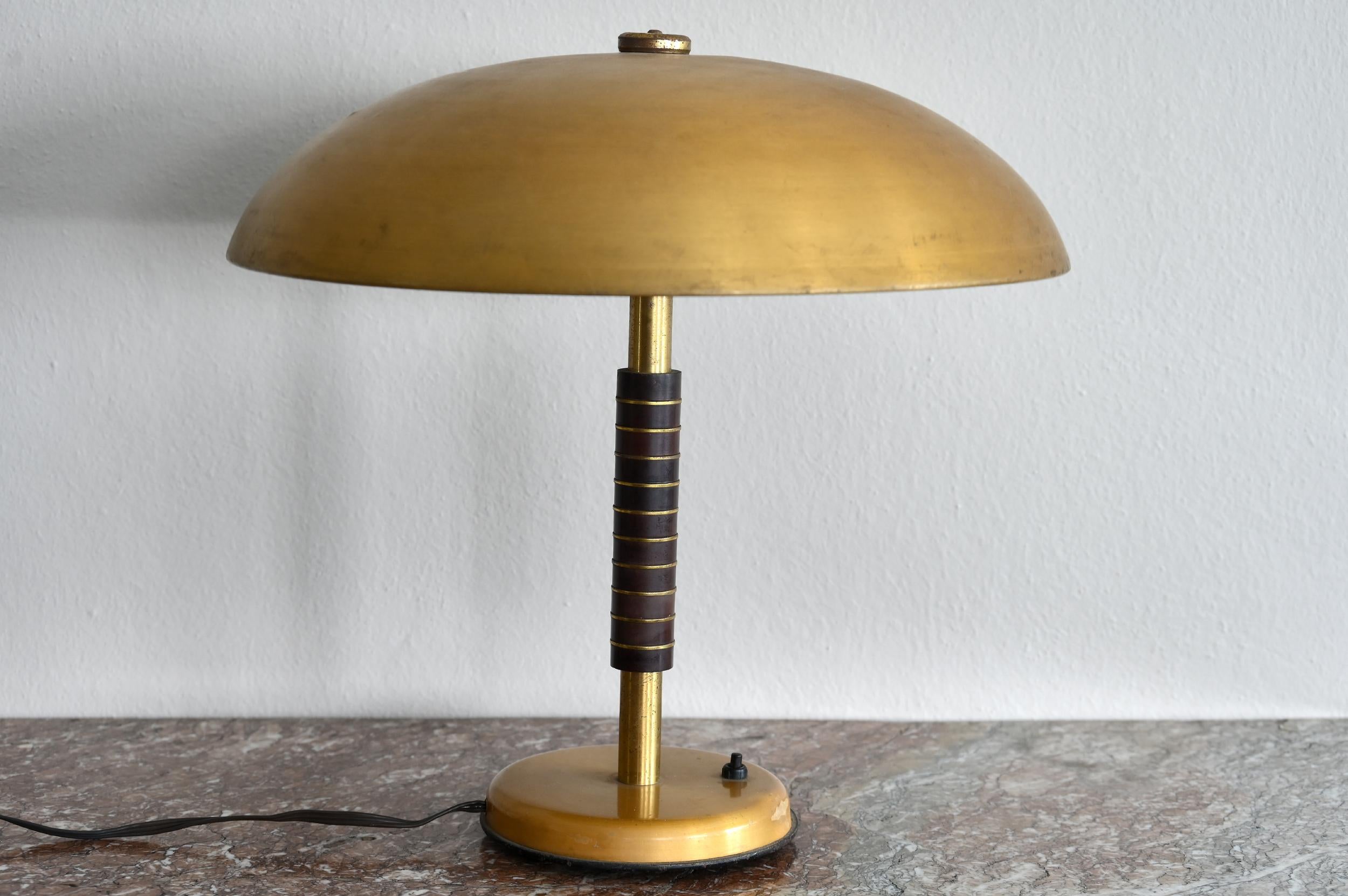 Table Lamp Probably Saxony Metallwarenfabrik, around 1930 in its original condition, with original cable and push button, a small denting on the base. Impresses by the special metallic color with the stripped copper rings on the base.