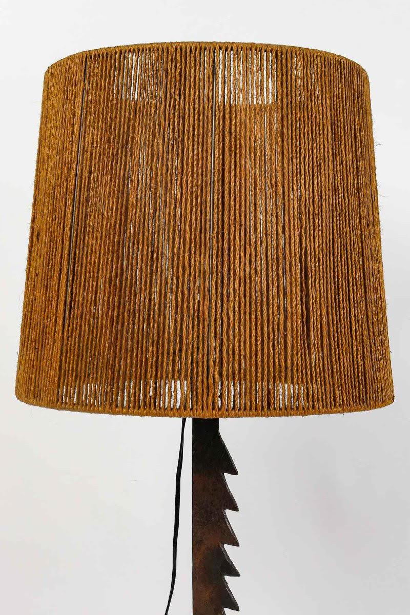 Tischlampe des 20. Jahrhunderts, um 1960, Art Populaire.

Tischleuchte aus den 1960er Jahren im populären Kunststil aus Schmiedeeisen.  
h: 109cm, T: 30cm