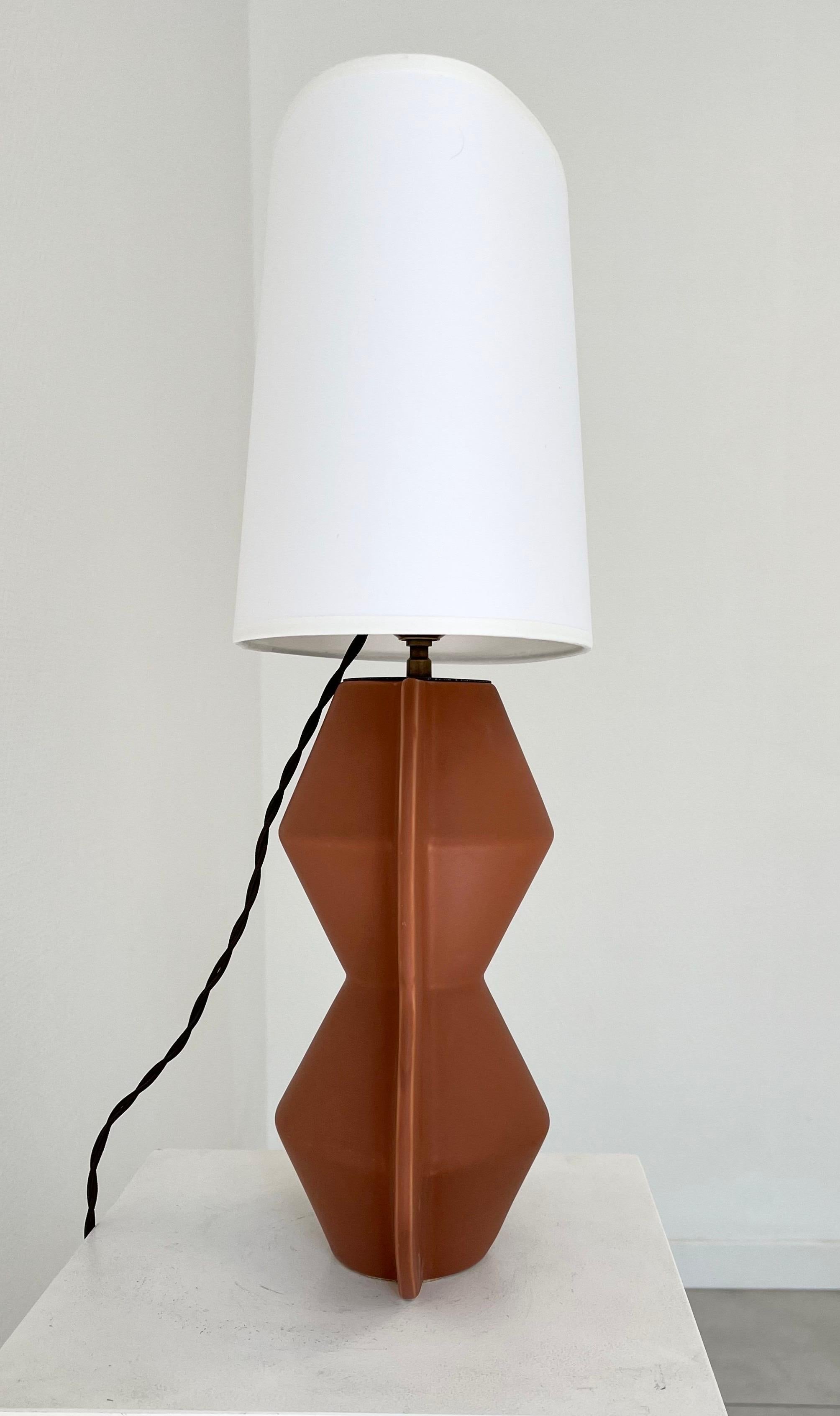 Français Lampe de table du 20e siècle en terre cuite en vente