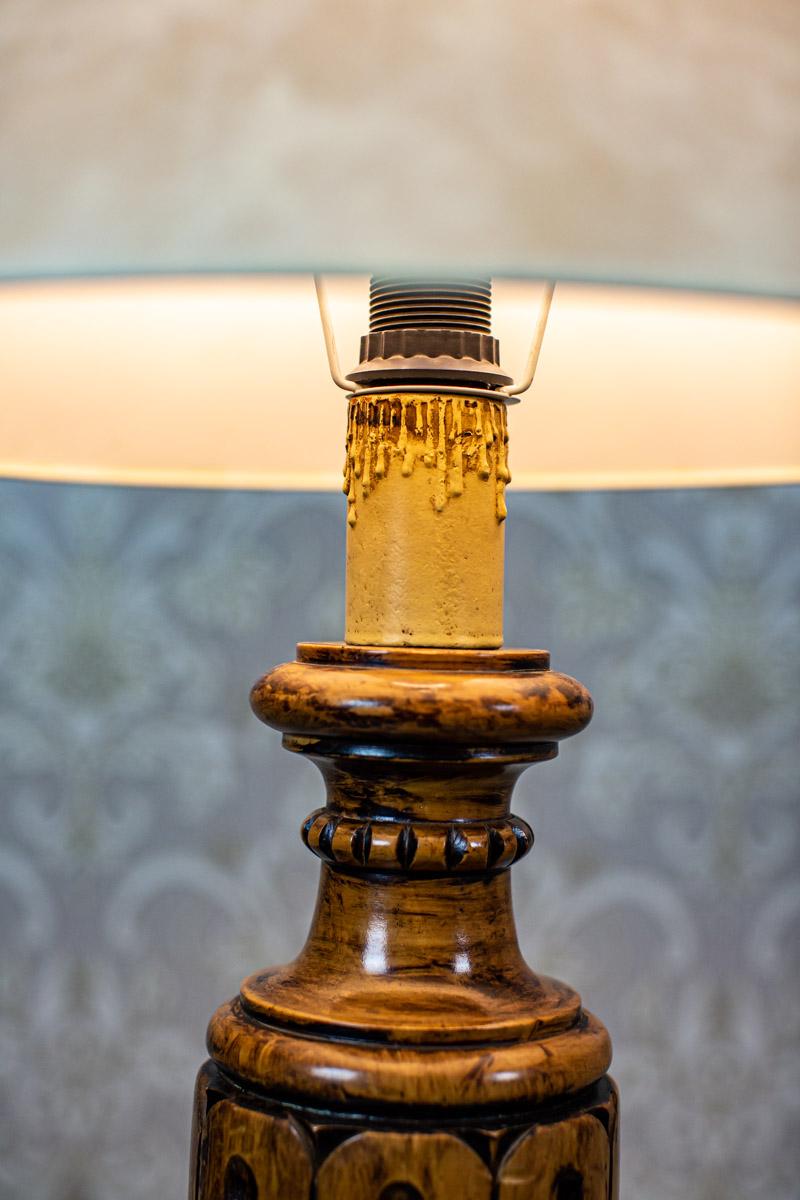 European 20th-Century Table Lamp on Turned Wooden Base For Sale