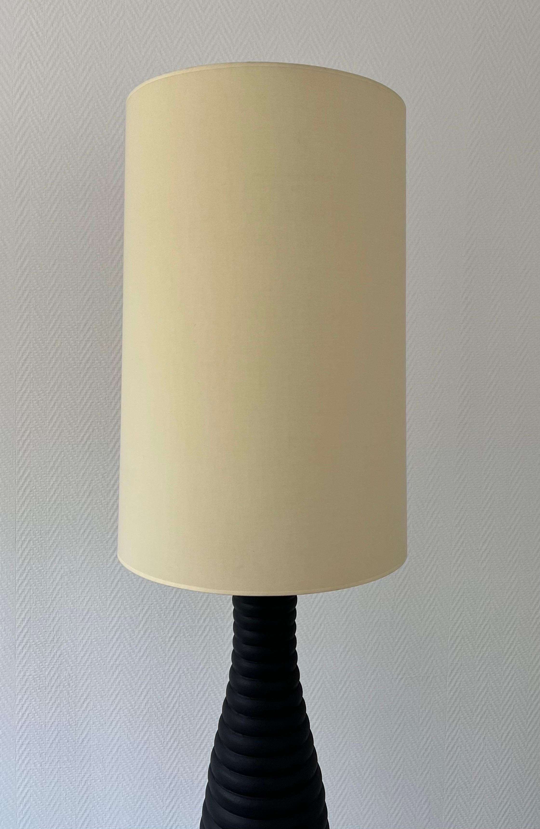 Important table lamp / standing lamp in black enameled ceramic, France circa 1990.
The lamp is very spectacular and very decorative !
It can be used as a huge table lamp or as a standing lamp also.
Timeless design !