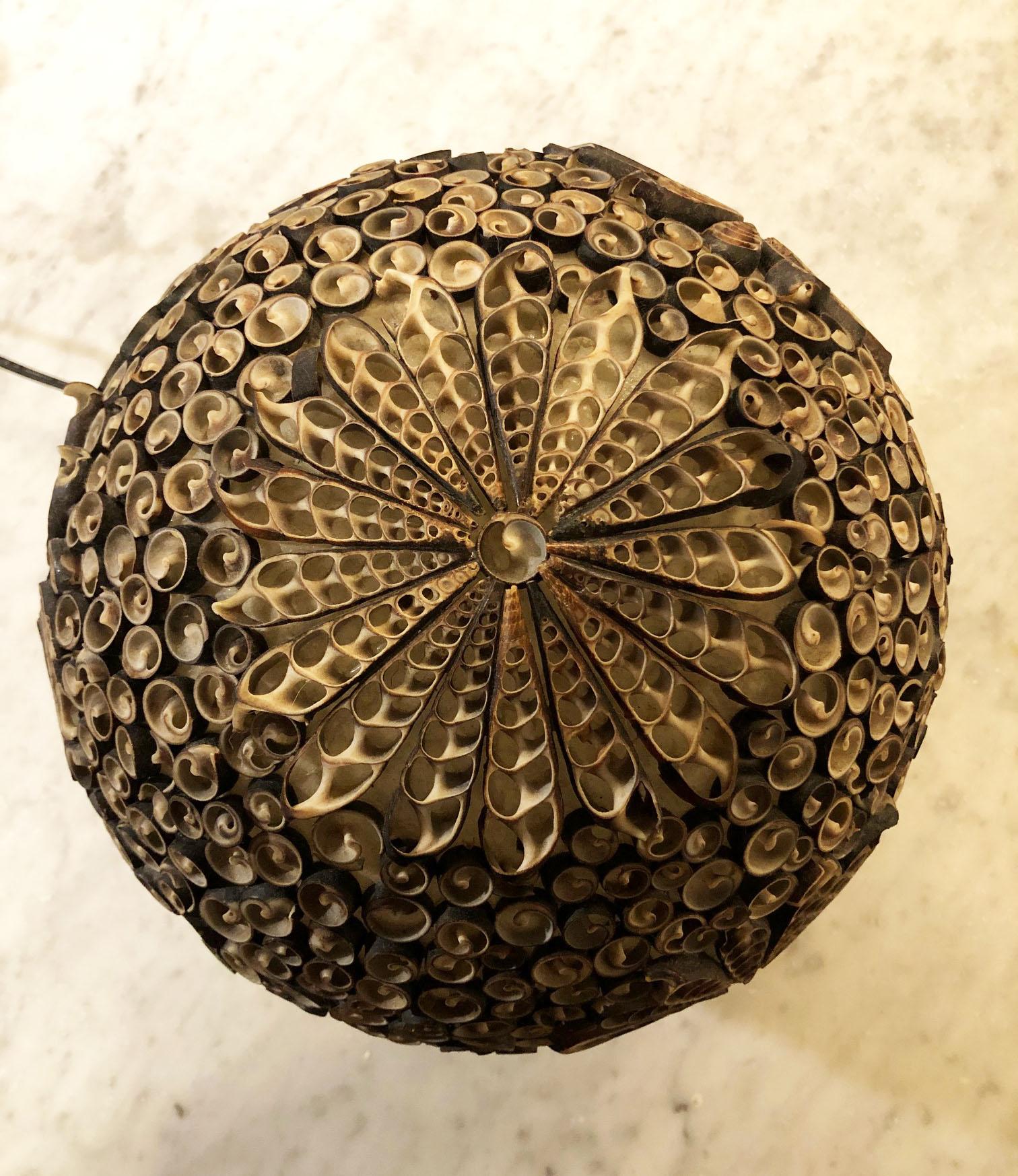 Table lamp with plastic sphere manually coated with shells, very elegant.
In working condition.
Equipped with original 20th century European wiring.
We recommend buyer consults an experienced electrician for proper installation.
The fixture requires