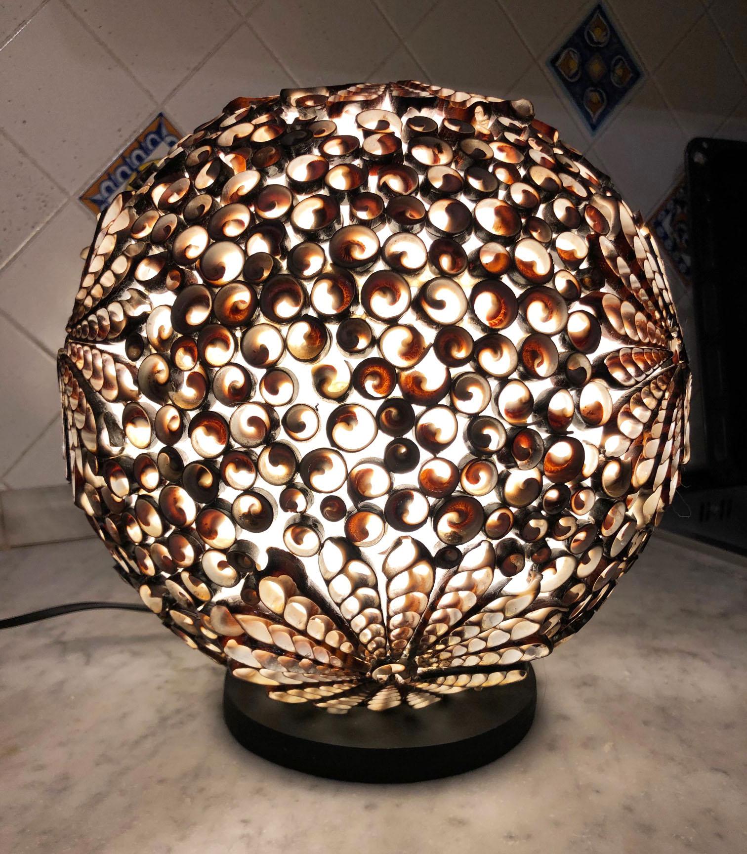 Coquillage Lampe de table du XXe siècle avec coquillages en vente