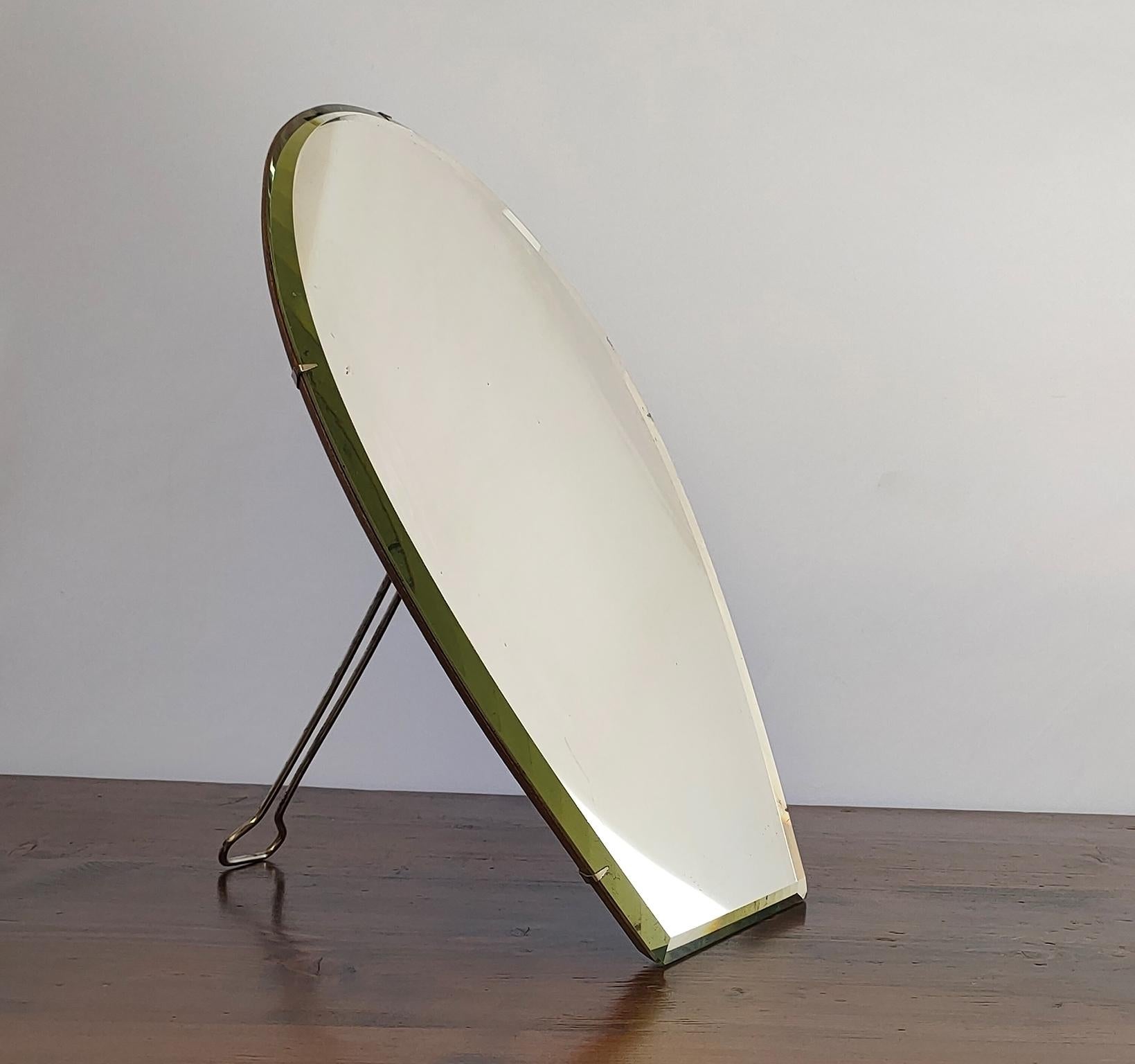 Ravissant miroir de table ou de courtoisie du début du XXe siècle, conçu et produit par la société verrière The Table Company/One en 1881 à Milan par Carlo Tenca. 
Le miroir présente la marque du fabricant au dos ''TENCA & C. MILANO''
Ce miroir