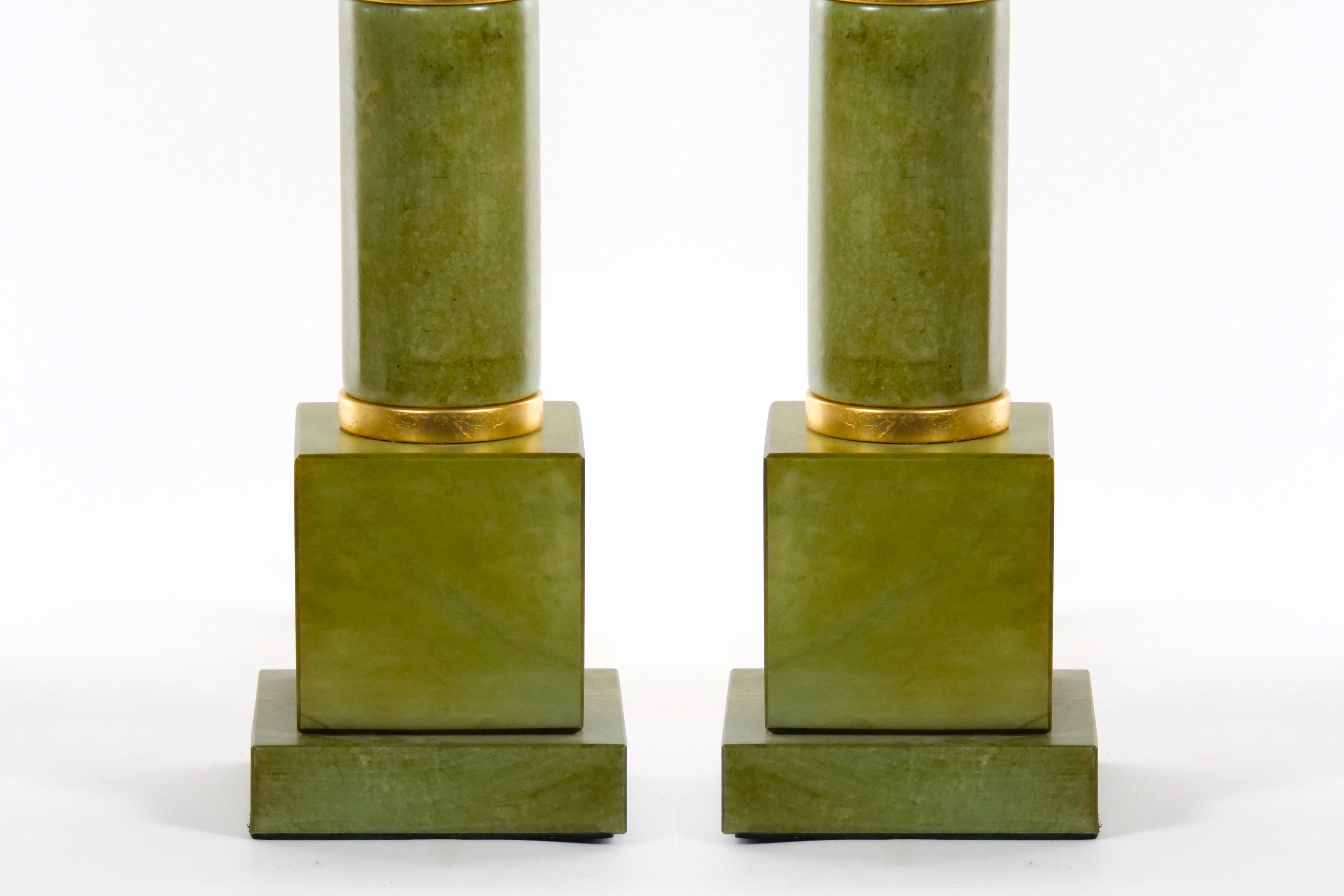 20e siècle Grande paire de lampes de table Art Déco en jade vert Bon état - En vente à Tarry Town, NY