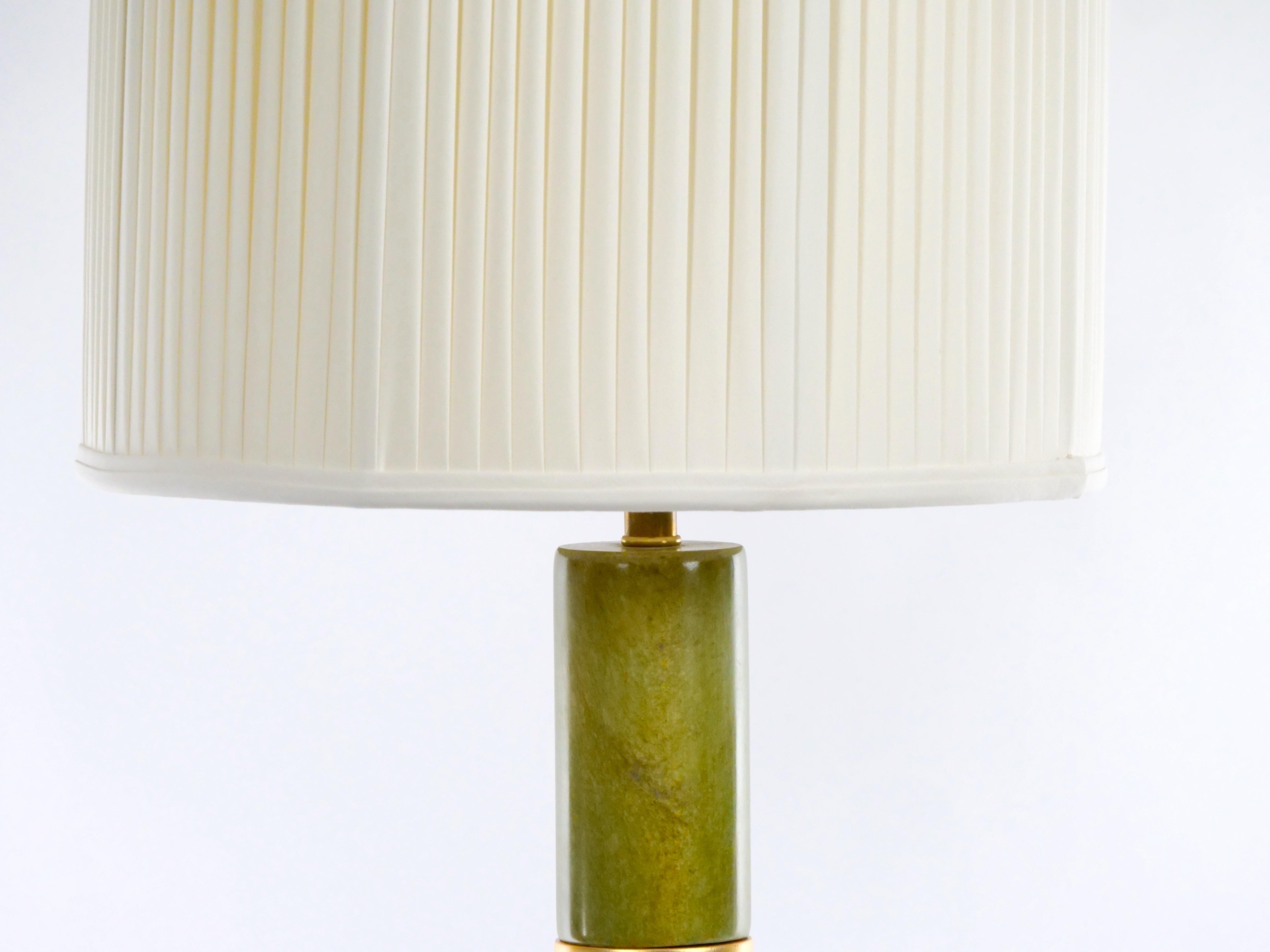 Jade 20e siècle Grande paire de lampes de table Art Déco en jade vert en vente