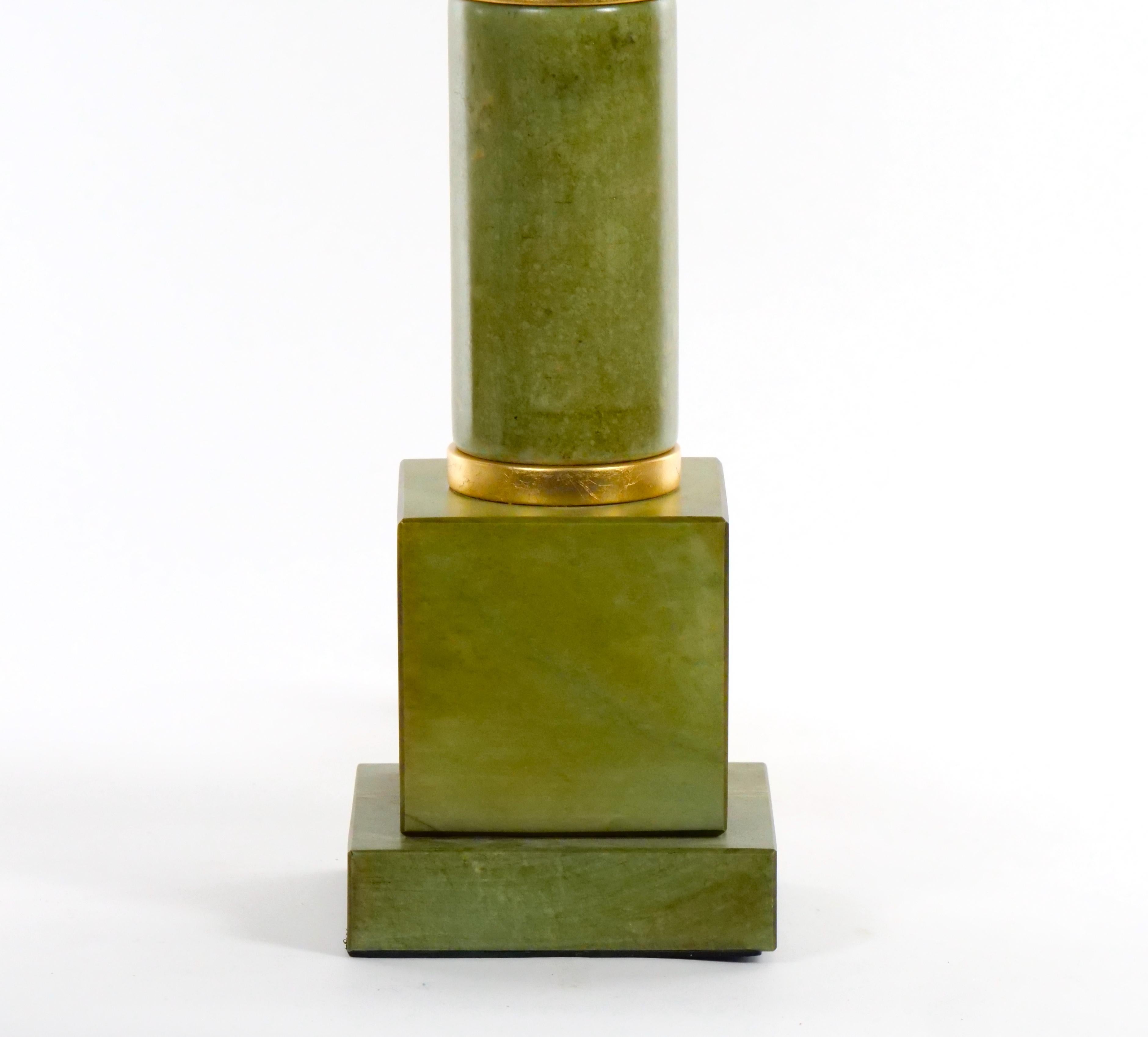 20e siècle Grande paire de lampes de table Art Déco en jade vert en vente 1