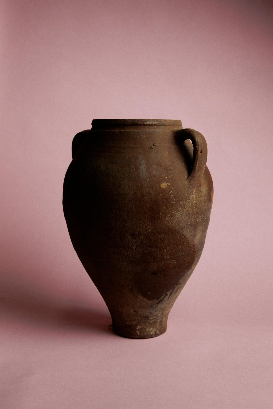 Rustico Vaso conico in argilla del 20° secolo con finitura rustica e distintiva in vendita