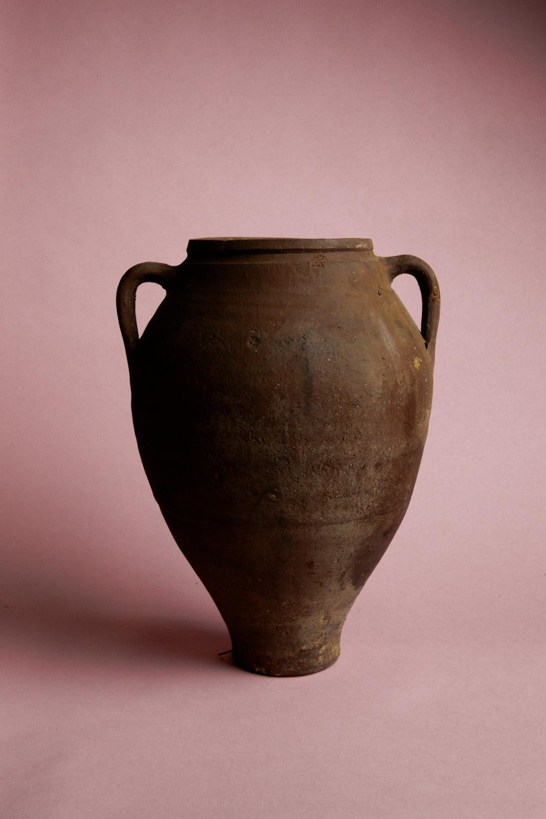 Turco Vaso conico in argilla del 20° secolo con finitura rustica e distintiva in vendita
