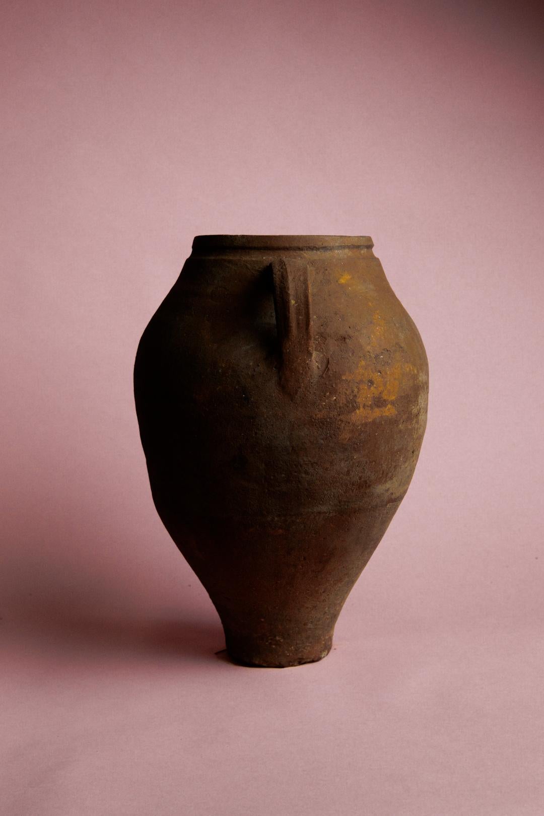 Vaso conico in argilla del 20° secolo con finitura rustica e distintiva In condizioni buone in vendita a London, GB