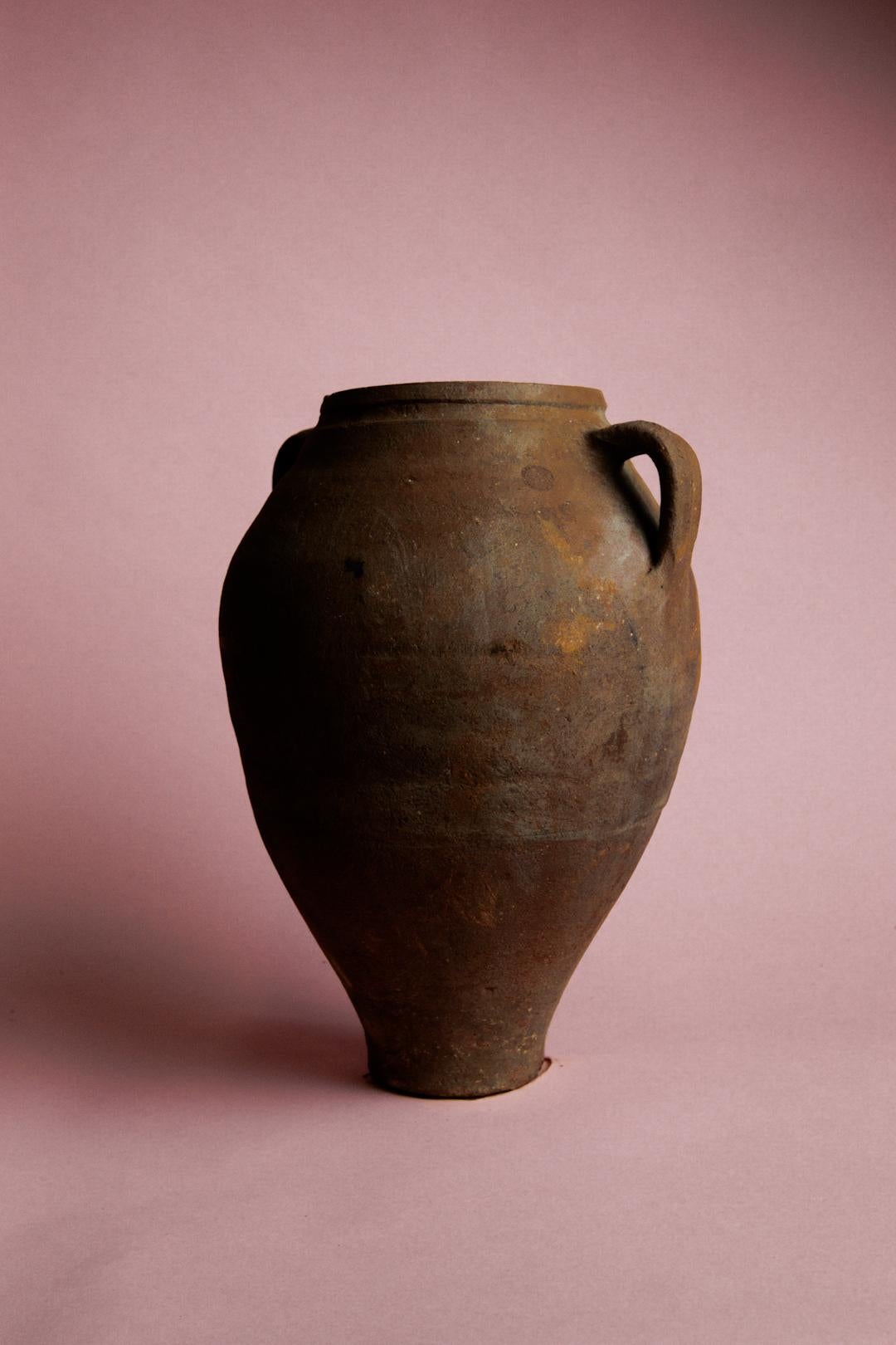 Metà XX secolo Vaso conico in argilla del 20° secolo con finitura rustica e distintiva in vendita