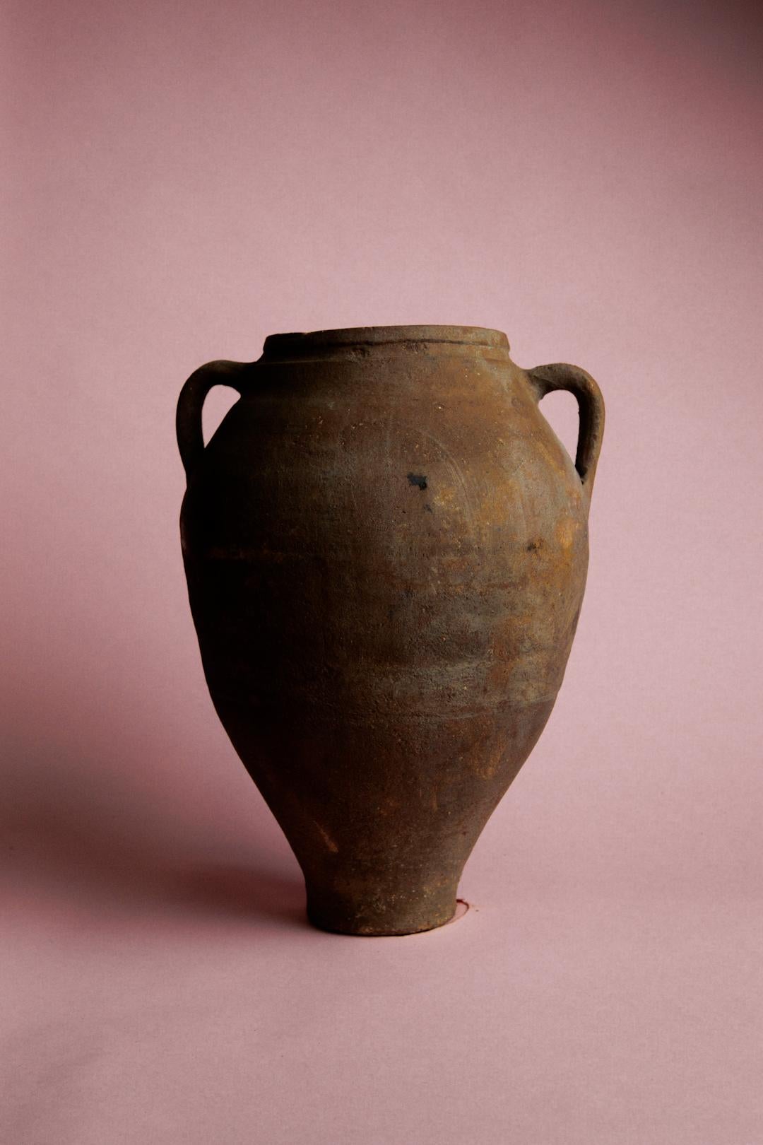 Argilla Vaso conico in argilla del 20° secolo con finitura rustica e distintiva in vendita