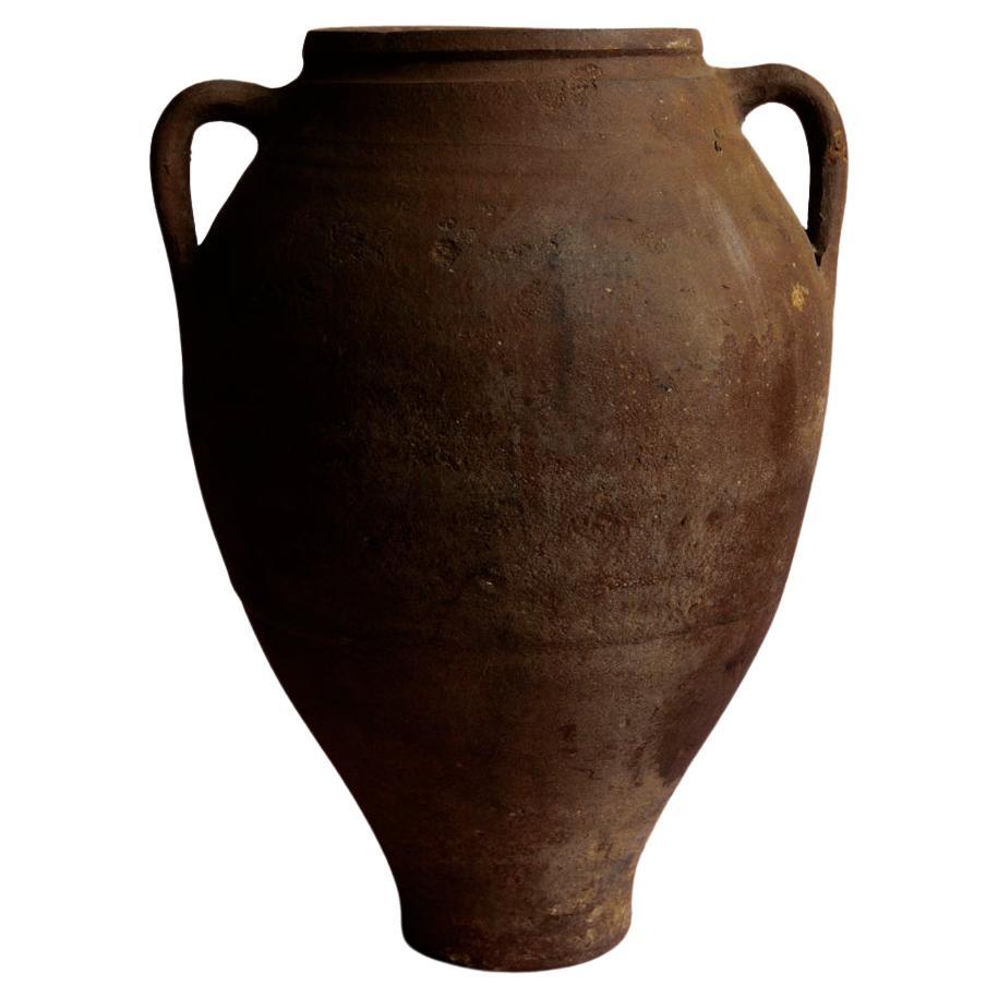 Vaso conico in argilla del 20° secolo con finitura rustica e distintiva in vendita