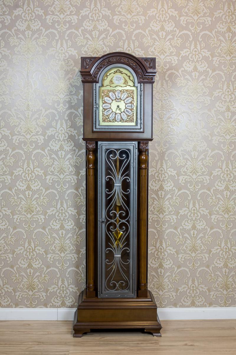 We present you this big, contemporary grandfather clock by the Tempus Fugit company, stylized as an antique item.
The clock has a chime – the winding mechanism with 3 weights.
Furthermore, the clock case is of a architectural form. The surface is