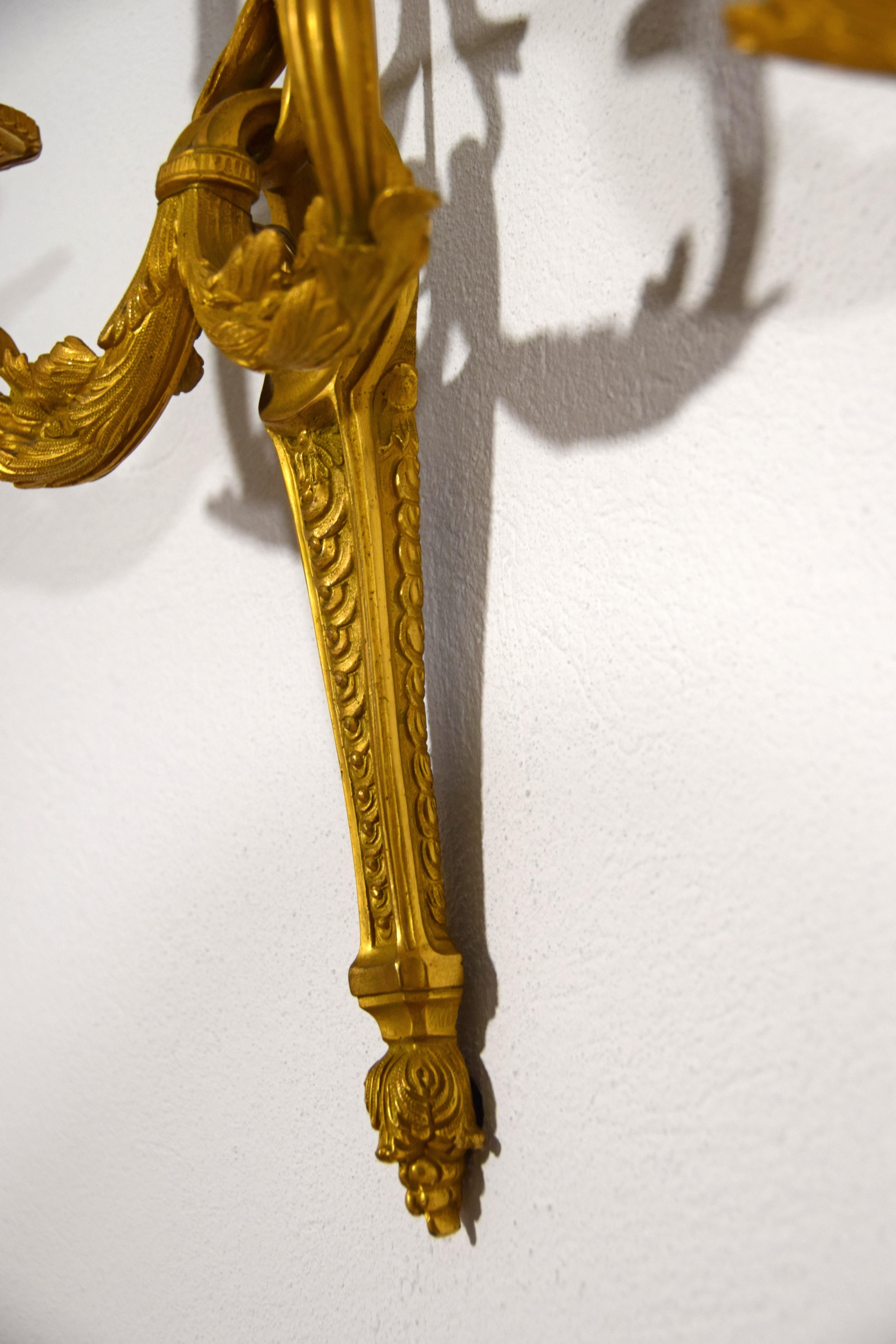 20. Jahrhundert, Ten France Zweiflammige Wandleuchter aus vergoldeter Bronze im Angebot 14