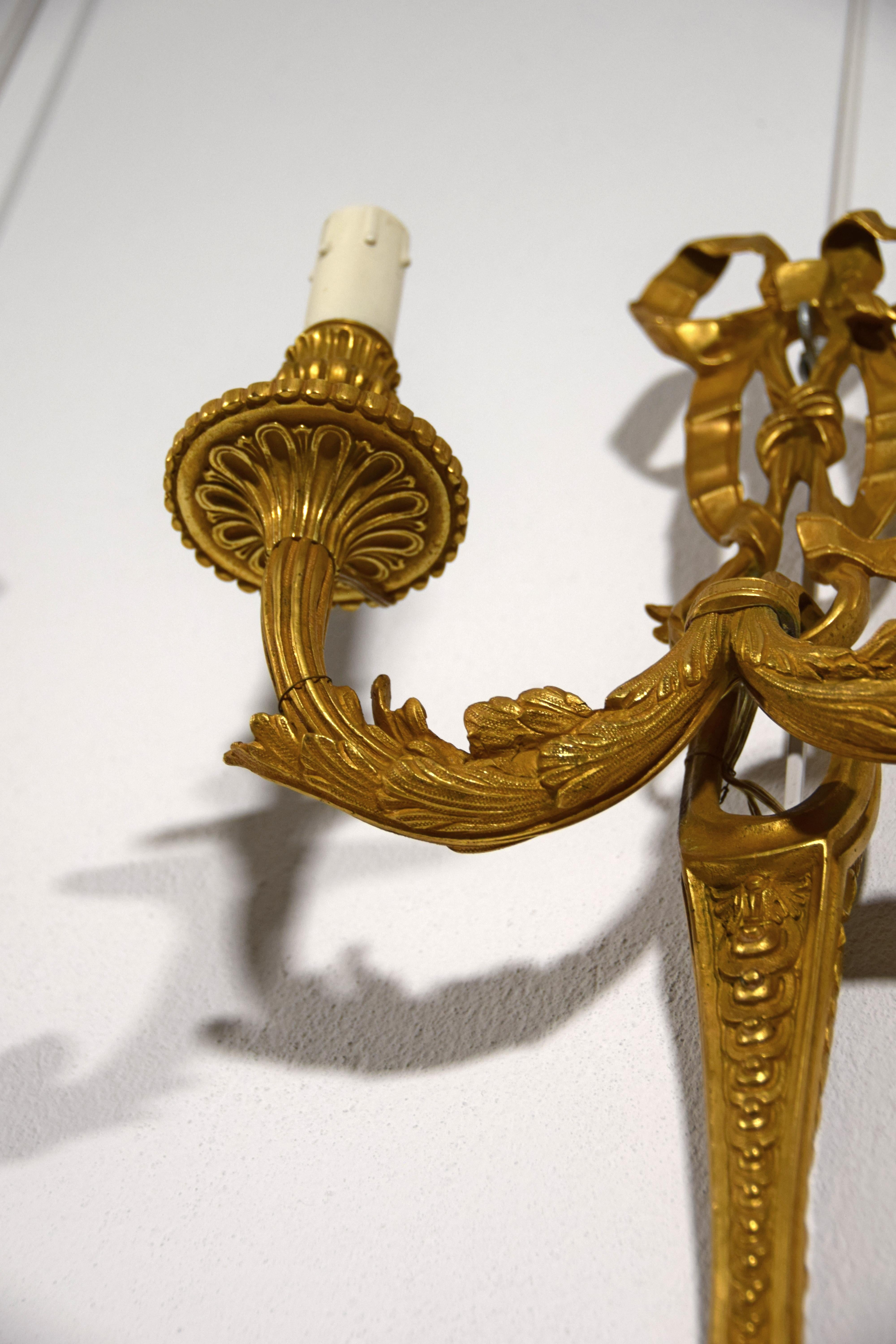 20. Jahrhundert, Ten France Zweiflammige Wandleuchter aus vergoldeter Bronze im Angebot 15