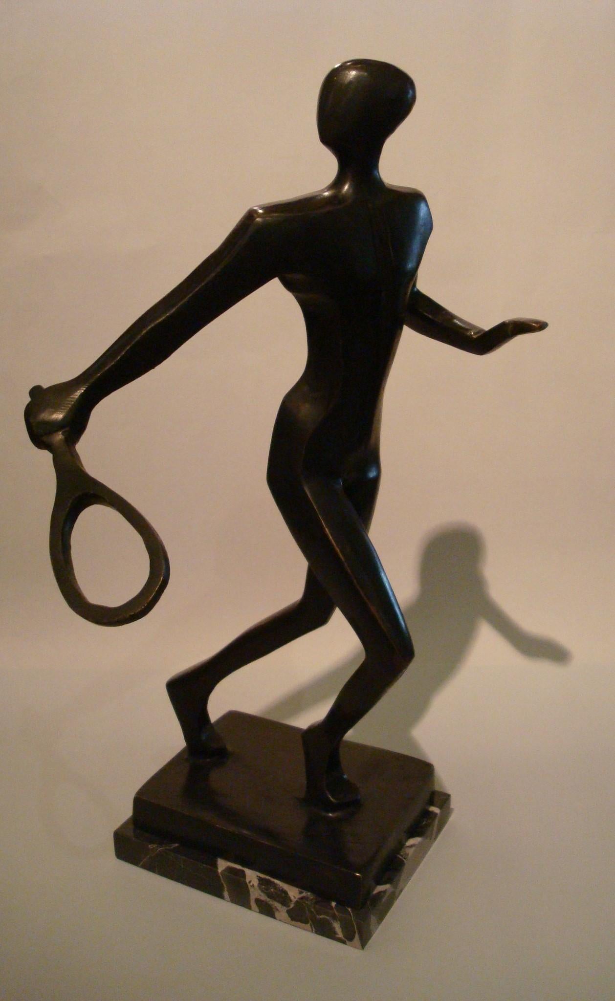 Sculpture en bronze d'un joueur de tennis du milieu du siècle / Trophée. Italie, années 1930.
Très belle figure en bronze italien. Monté sur marbre Portoro noir.