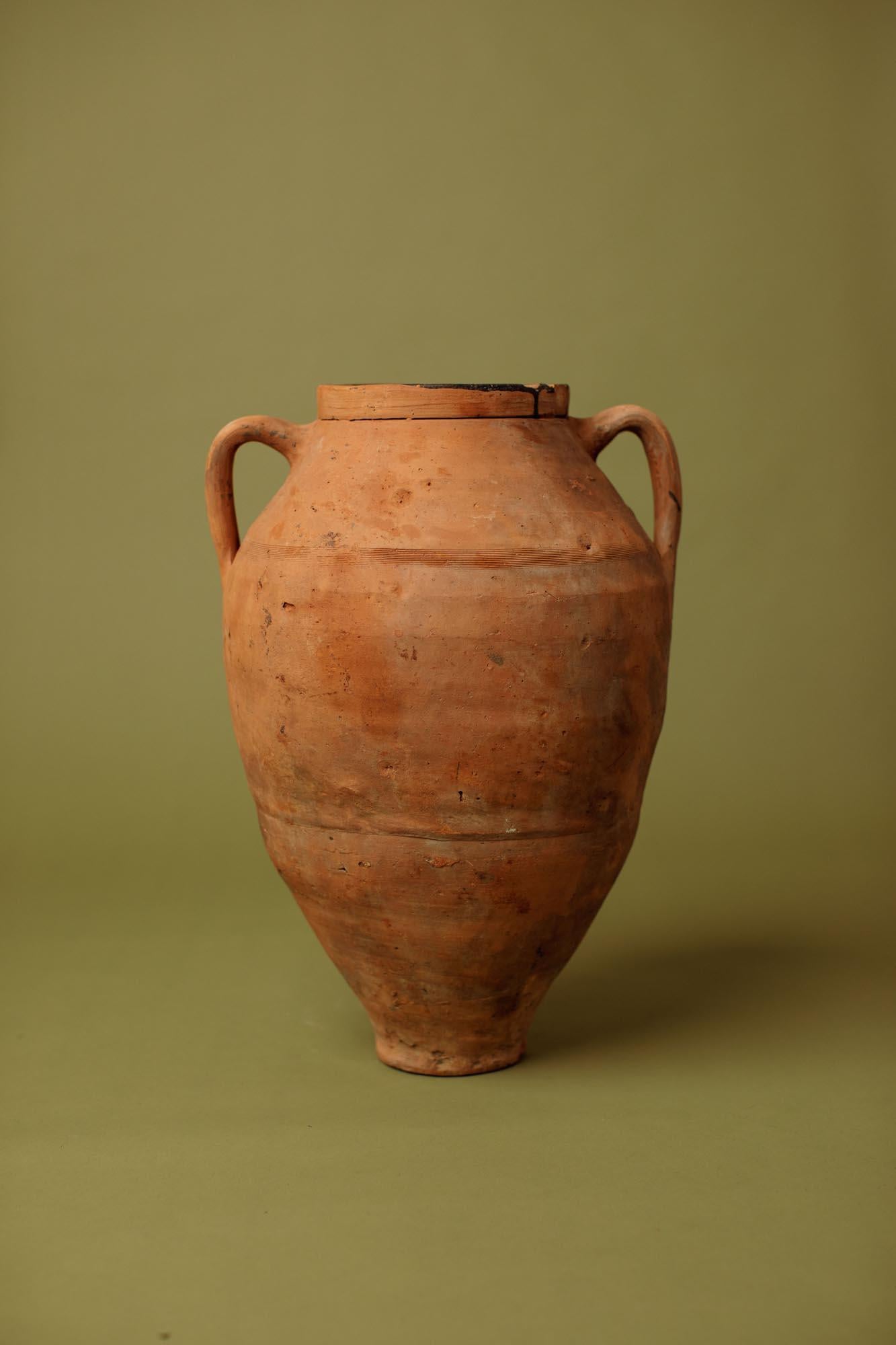 Primitivo Vaso per olio di Oliver in terracotta con bordo nero del XX secolo, Turchia occidentale in vendita
