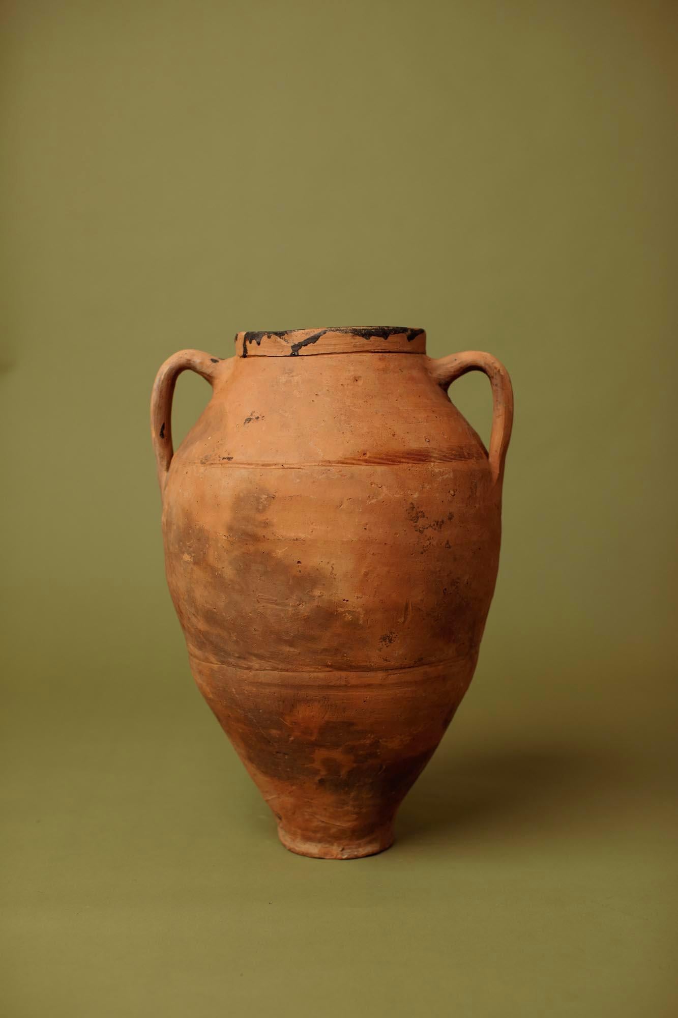 Intagliato a mano Vaso per olio di Oliver in terracotta con bordo nero del XX secolo, Turchia occidentale in vendita