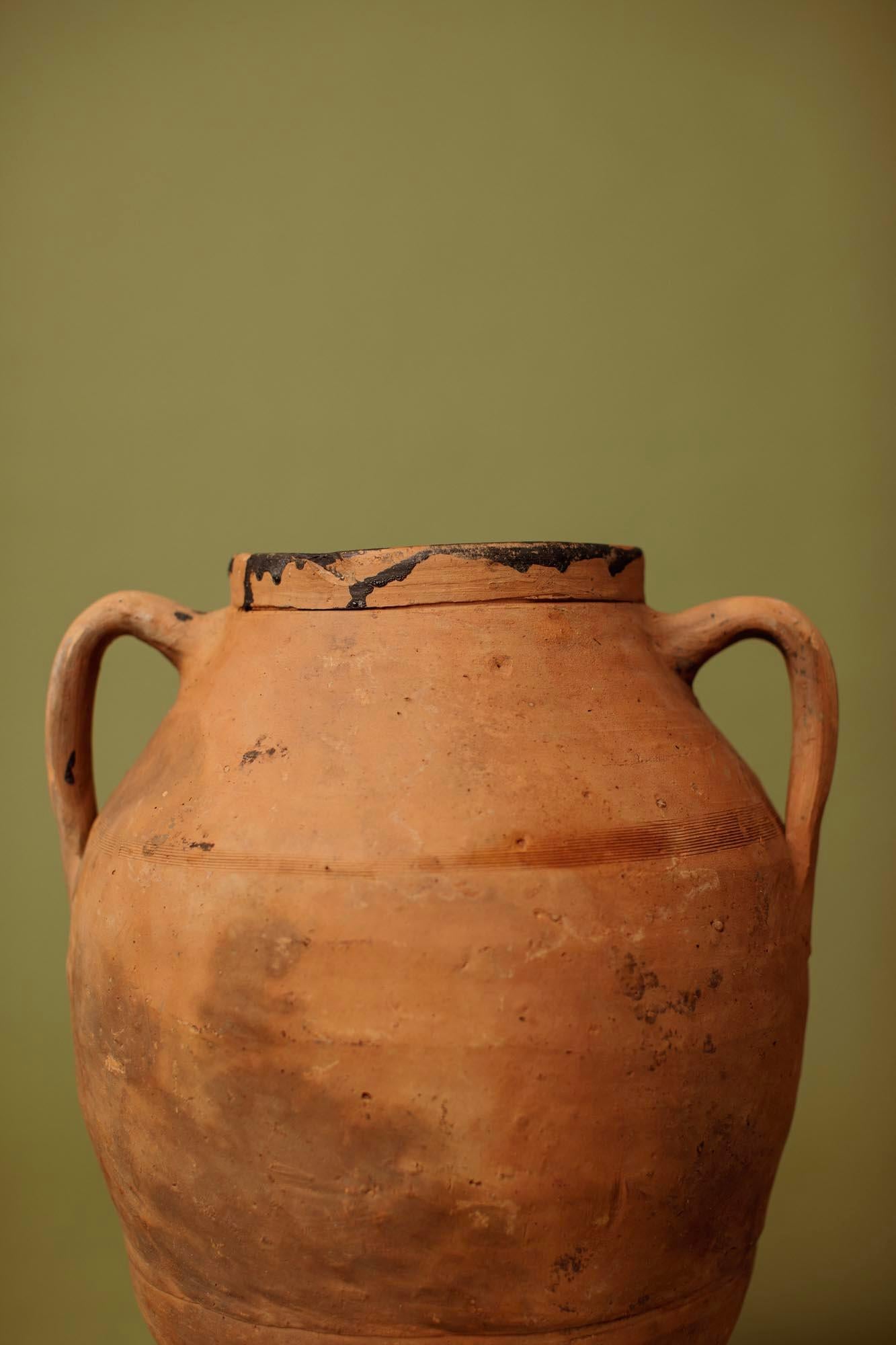 Vaso per olio di Oliver in terracotta con bordo nero del XX secolo, Turchia occidentale In condizioni buone in vendita a London, GB