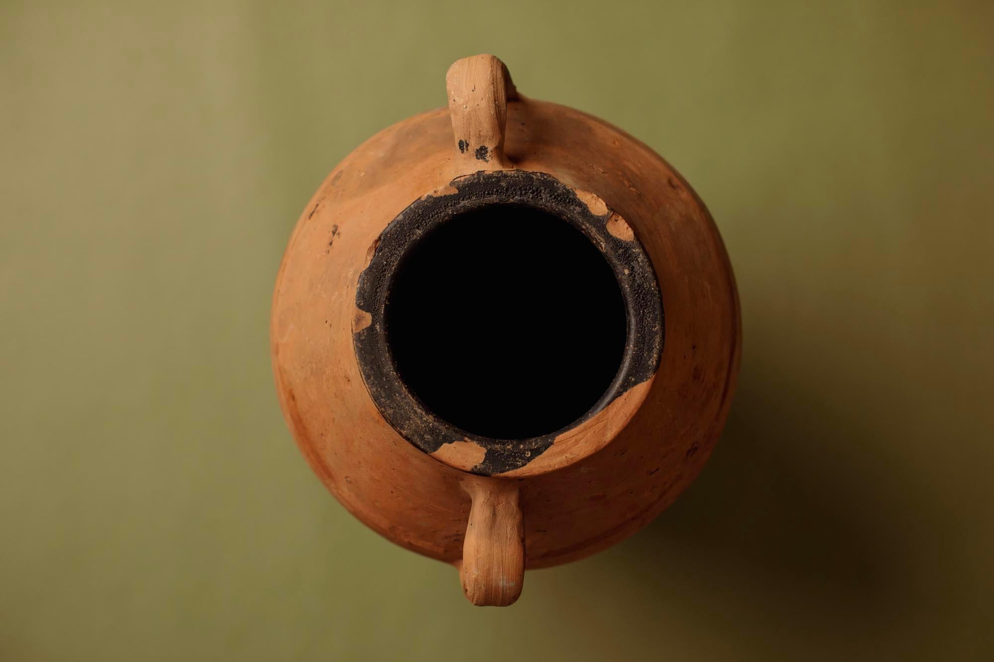 Argilla Vaso per olio di Oliver in terracotta con bordo nero del XX secolo, Turchia occidentale in vendita