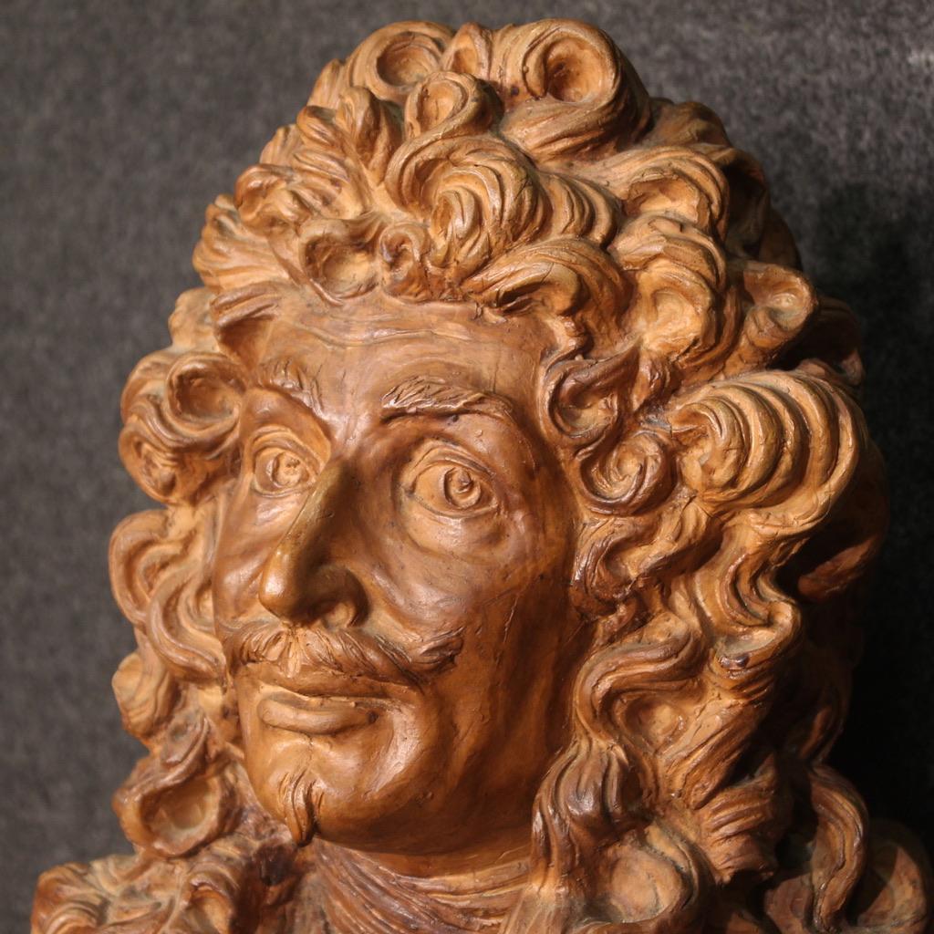 Beautiful French sculpture from the mid-20th century. Finely chiseled terracotta object depicting the bust of a nobleman with a wig, in eighteenth-century clothes, of excellent quality. Sculpture of great size and impact, complete with base glued to