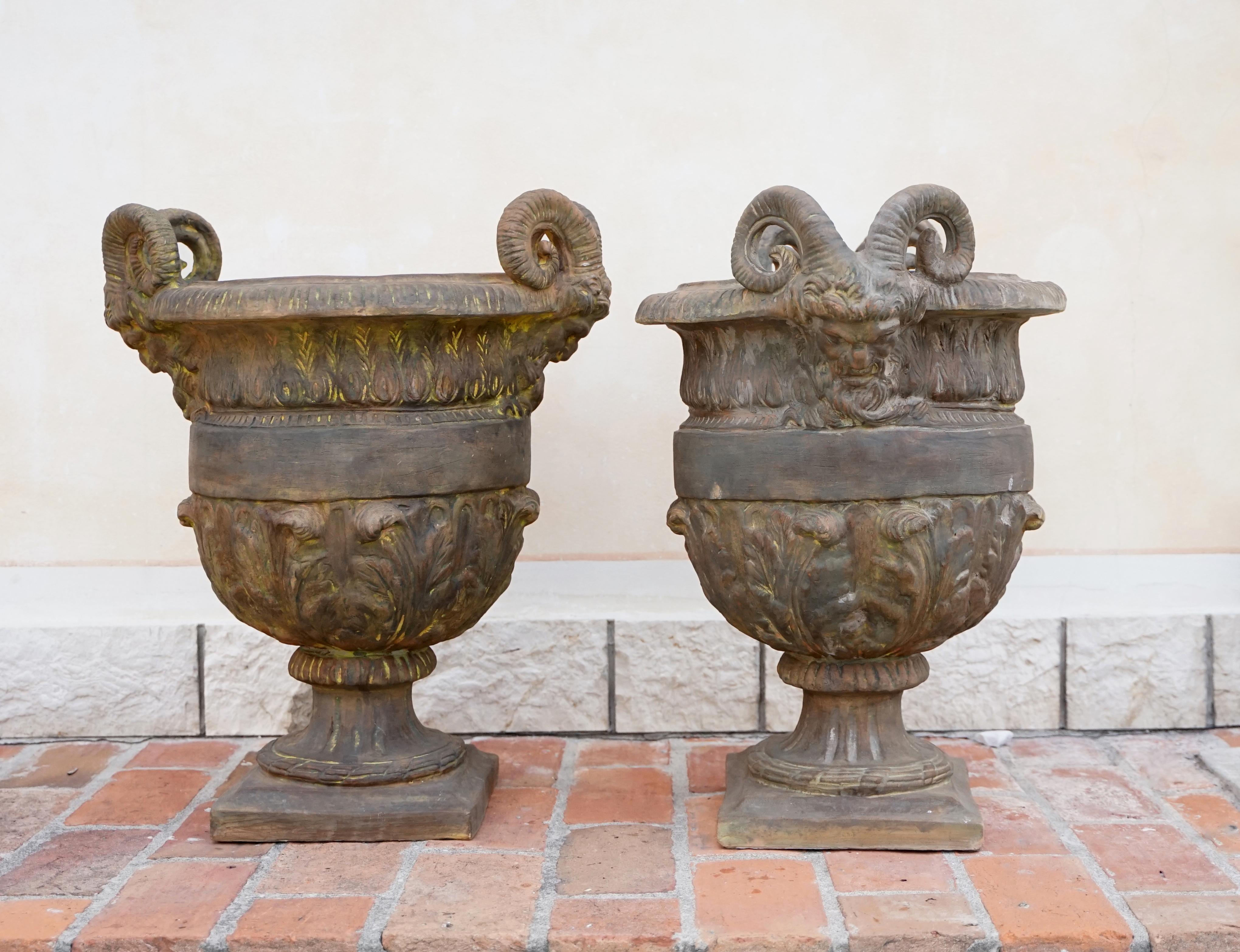 Couple de vases en terre cuite du 20e siècle 1