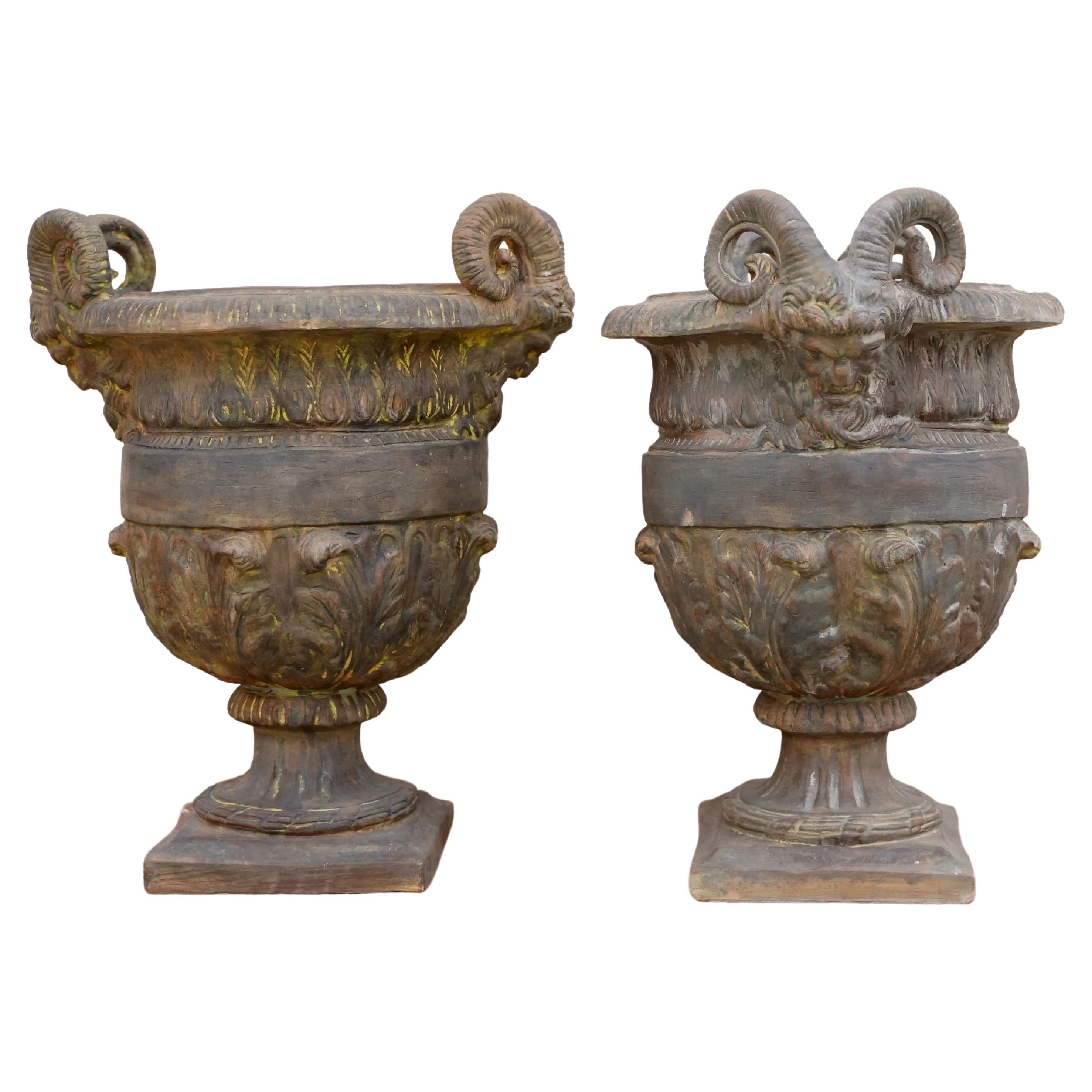 Paar Terrakotta-Vasen des 20. Jahrhunderts