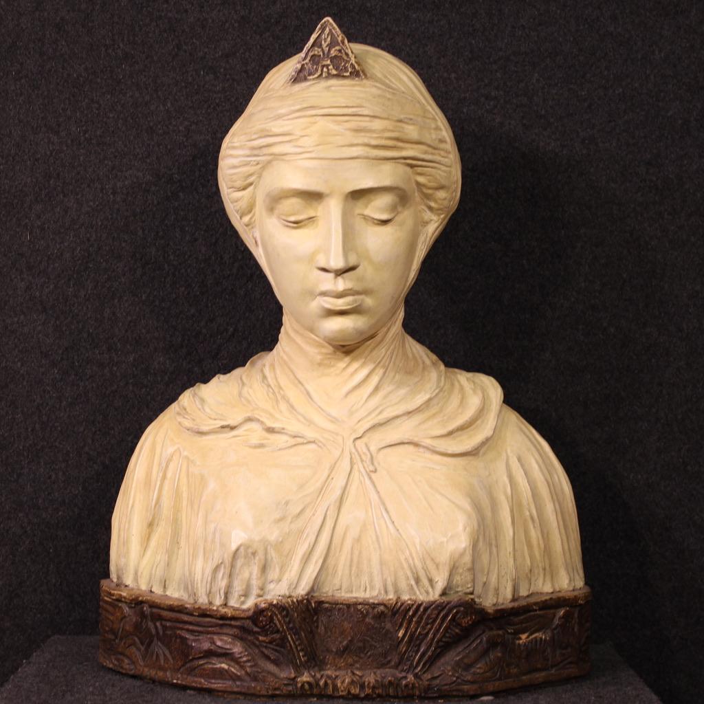 Buste féminin raffiné en terre cuite de la première moitié du 20e siècle. L'œuvre représente une femme dans une pose silencieuse et contemplative, probablement Beatrice Portinari, muse de Dante et icône de la beauté et de la sagesse céleste. La