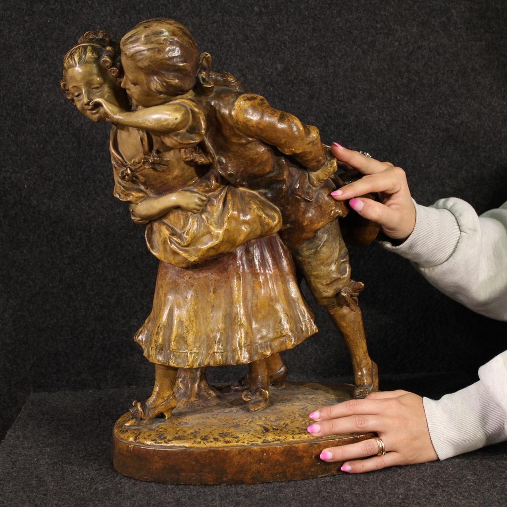 Austrian sculpture from the mid-20th century. Artwork of romantic style depicting a gallant scene of beautiful size and quality. Object signed on the base (see photo) signature under study. It has some serial numbers and the writing Fabriqué en