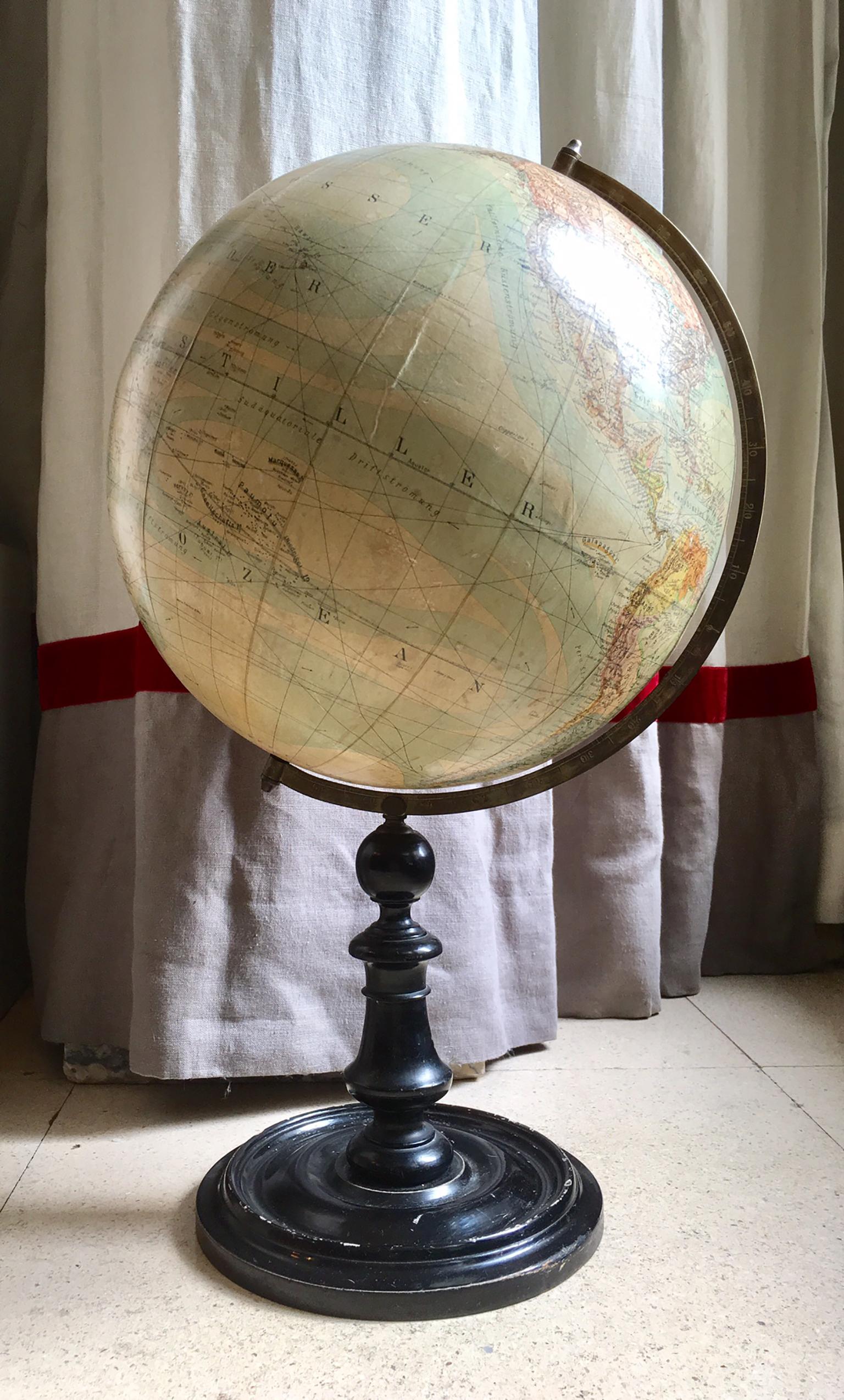 Early 20th century antique traditional Columbus earth globe, brass frame, papier mâché sphere and turned, ebonized wooden base.
Gezeichnet & Hergestellt
Peter J. Oestergaard.