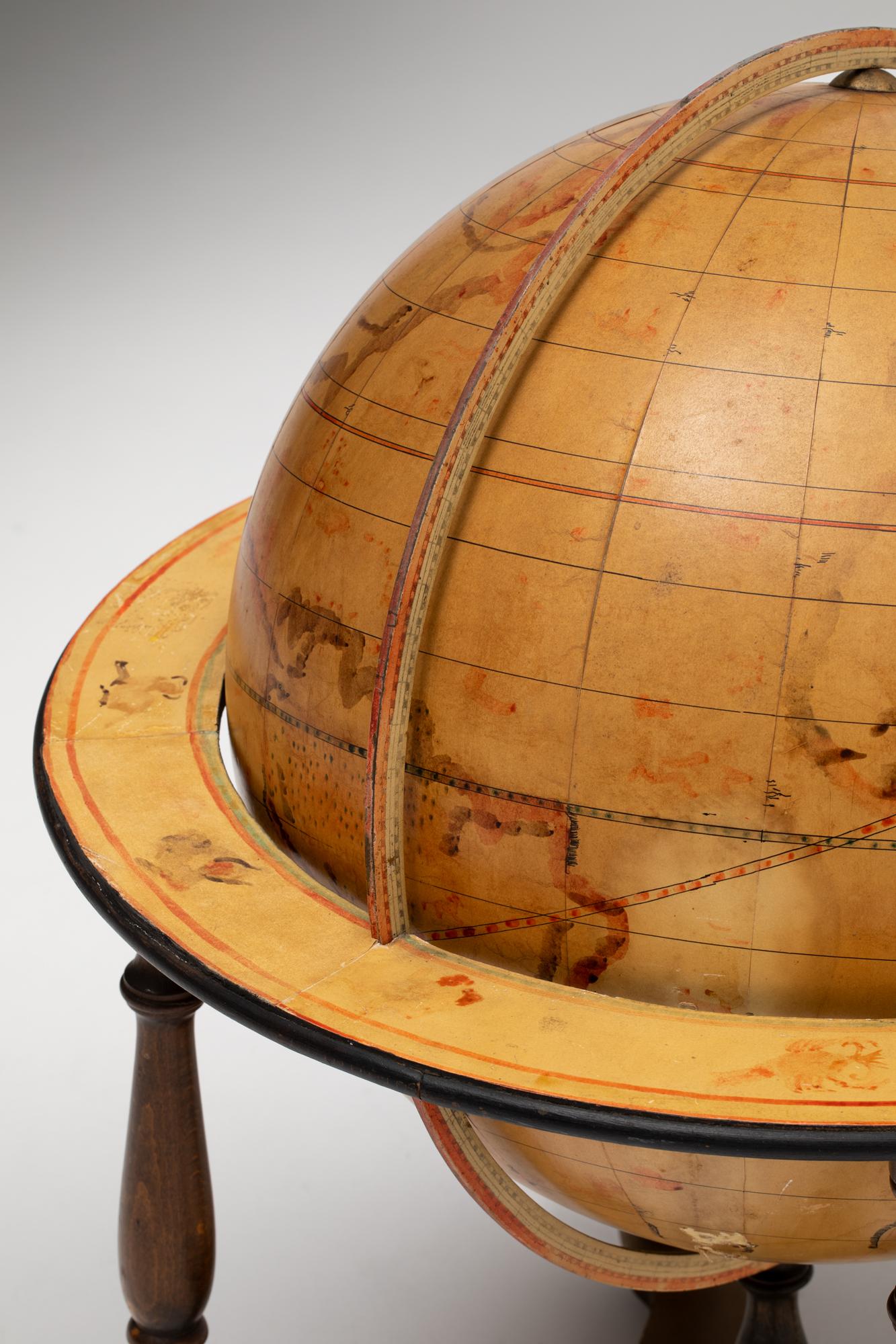 Ce globe terrestre vintage, datant des années 1950-1960 (milieu du XXe siècle), est une pièce magnifiquement travaillée d'origine inconnue. Le globe est recouvert de papier, avec des cartes qui reflètent les connaissances géographiques de l'époque.