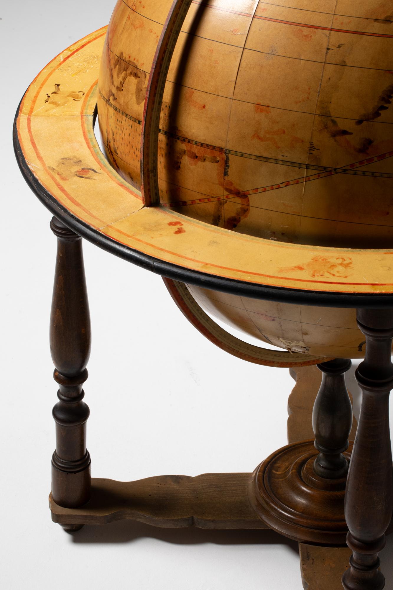 Européen Globe terrestre du 20e siècle recouvert de papier peint en vente