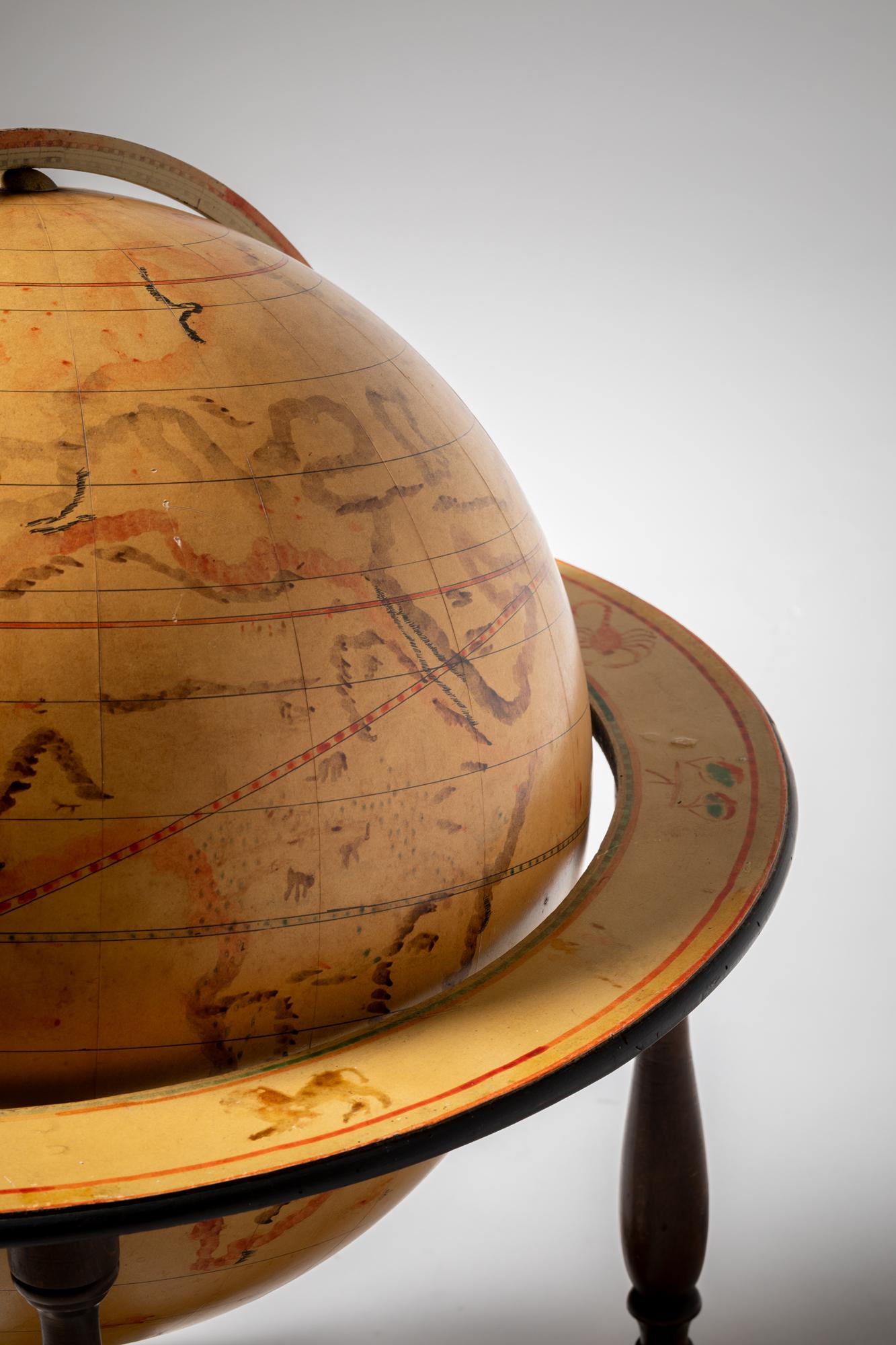 Peint Globe terrestre du 20e siècle recouvert de papier peint en vente