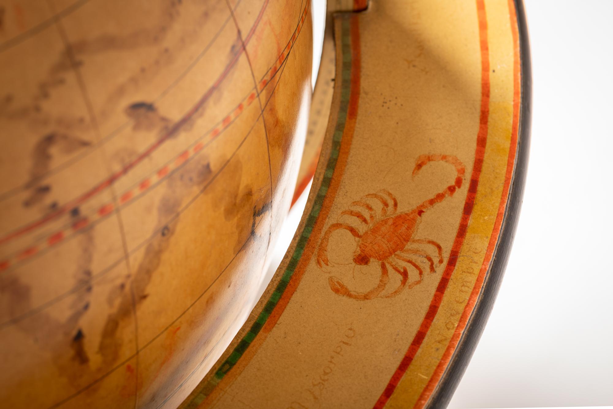 20ième siècle Globe terrestre du 20e siècle recouvert de papier peint en vente