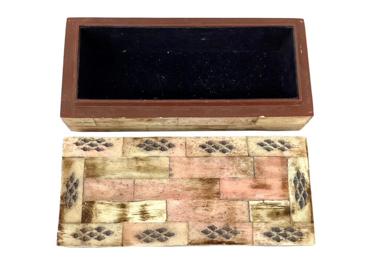 Boîte à bibelots en os tessellé du 20e siècle Bon état - En vente à Bradenton, FL