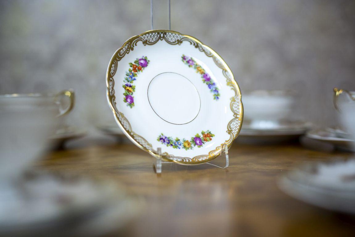 We present you this porcelain service with a signature of Tettau Porcelain Manufactory in Bavaria.
There are two different signatures of the same manufactory, used after 1902, on the cups and the dessert plates.
The set was originally intended for