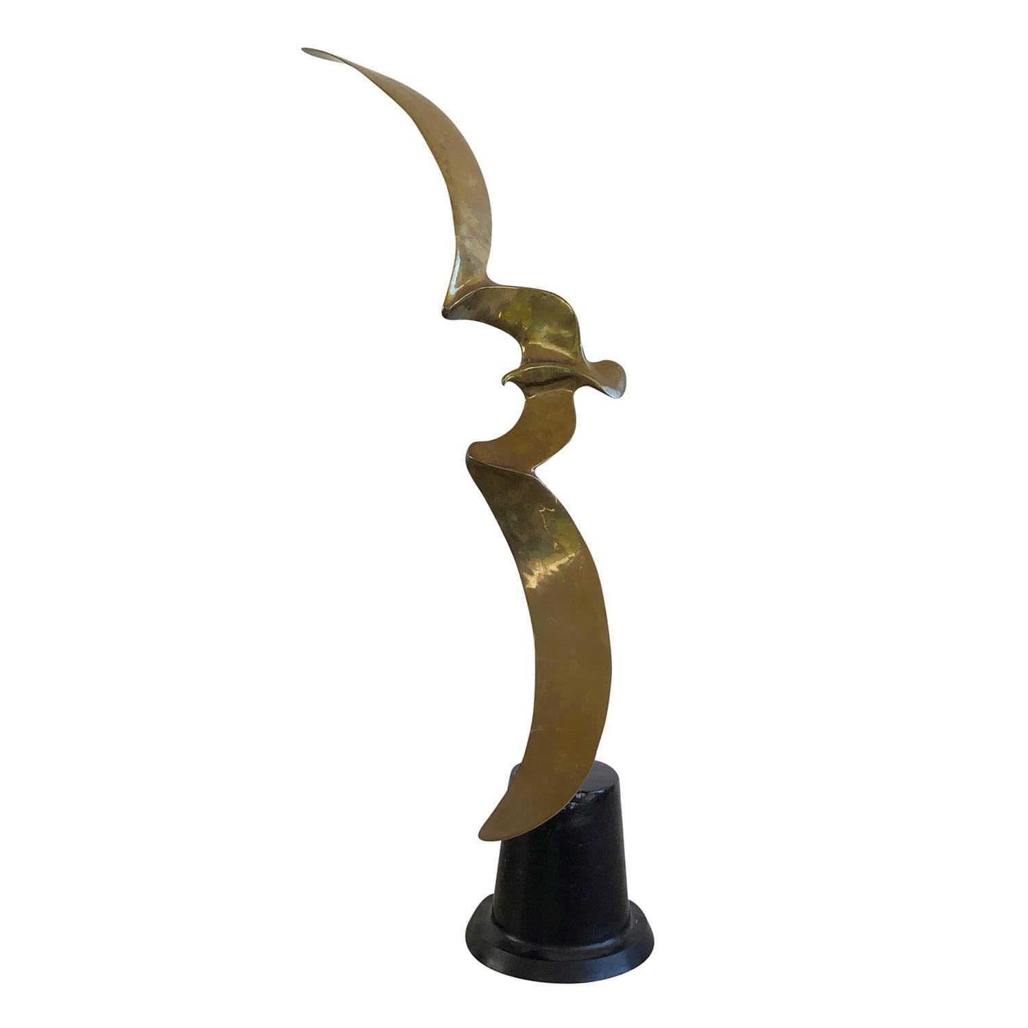Sculpture thaïlandaise abstraite du milieu du siècle, en bronze travaillé à la main, en bon état. L'oiseau est en position de vol, debout sur une base ronde en bois noir. Conçu et produit par Hattakitkosol Somchai, numéroté 70/1000. Usures dues à